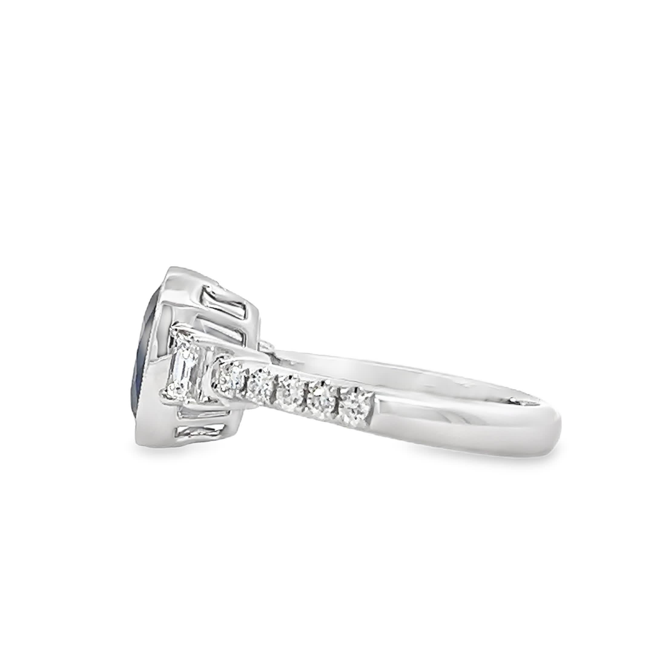 Entdecken Sie die zeitlose Schönheit dieses eleganten Rings mit Saphiren und Diamanten. Mit einem atemberaubenden ovalen Saphir in der Mitte, flankiert von funkelnden Diamanten, ist dieses Stück perfekt für jeden Anlass. Sein aufwendiges Design und