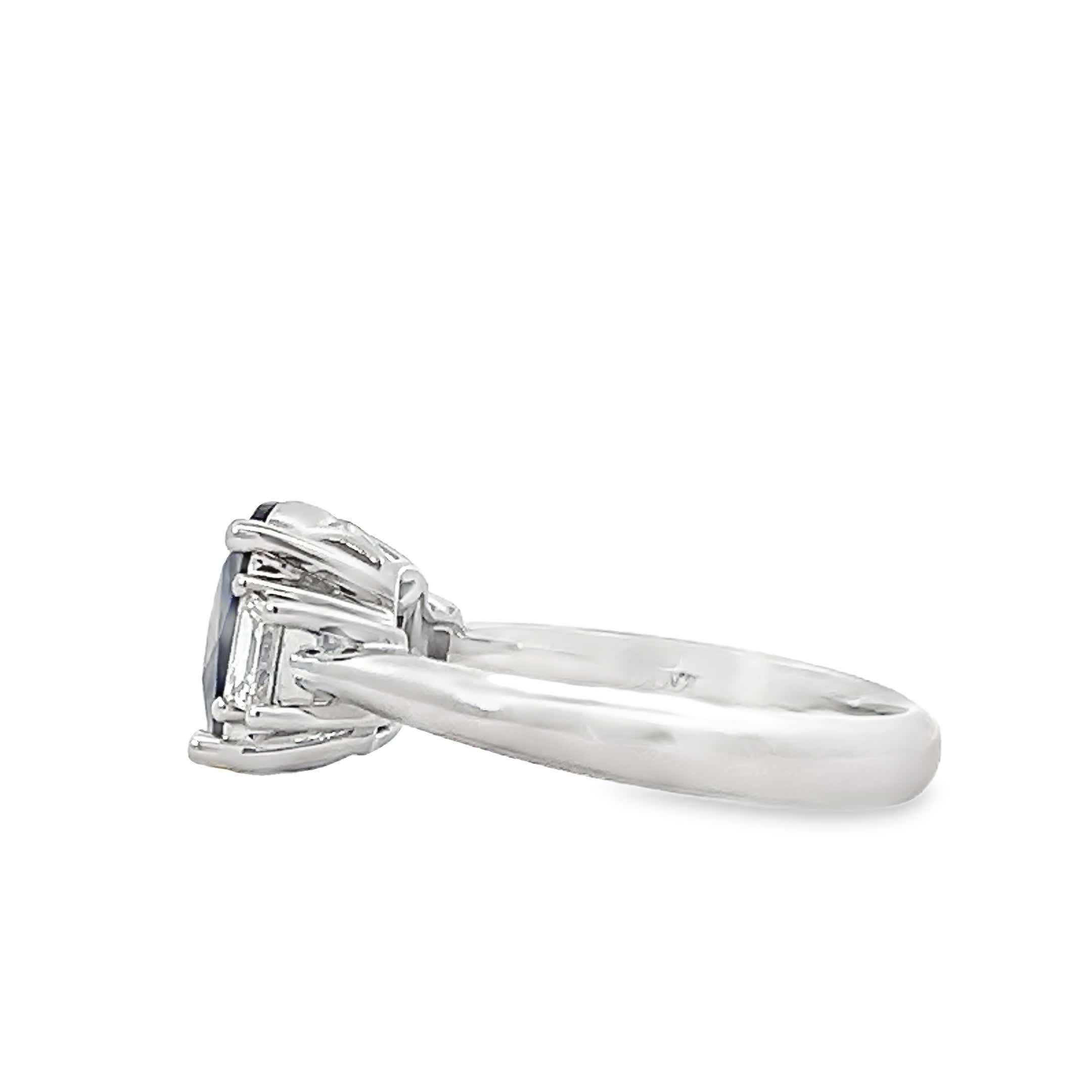 Entdecken Sie die zeitlose Schönheit dieses exquisiten Rings mit Saphiren und Diamanten. Mit einem atemberaubenden Saphir in der Mitte, der von funkelnden Diamanten umgeben ist, eignet sich dieses Schmuckstück perfekt für besondere Anlässe oder als