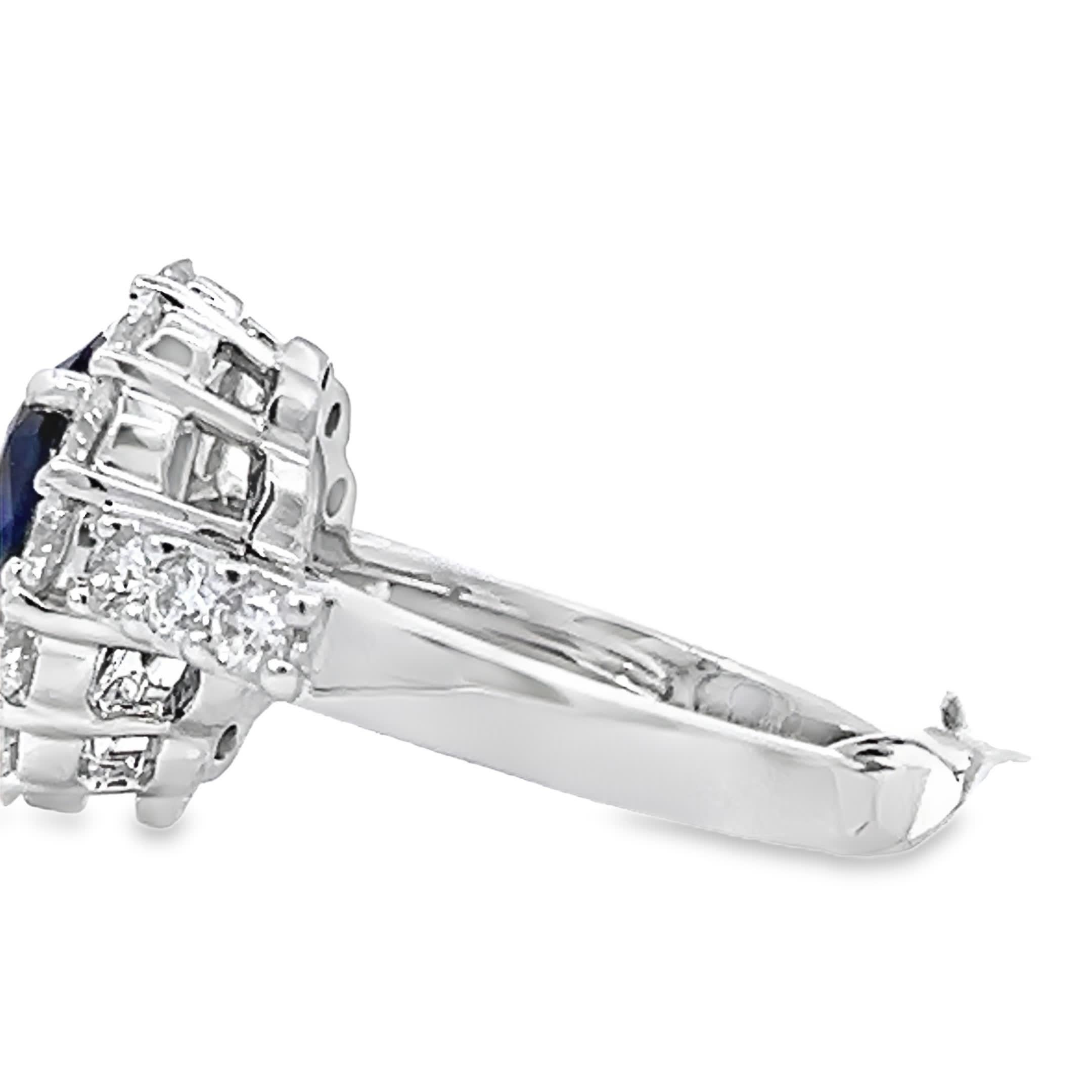 Questo splendido anello presenta un affascinante zaffiro ovale al centro, circondato da un'aureola di diamanti scintillanti. Realizzato con precisione, il design intricato mette in risalto la tonalità blu intenso dello zaffiro, rendendolo un pezzo