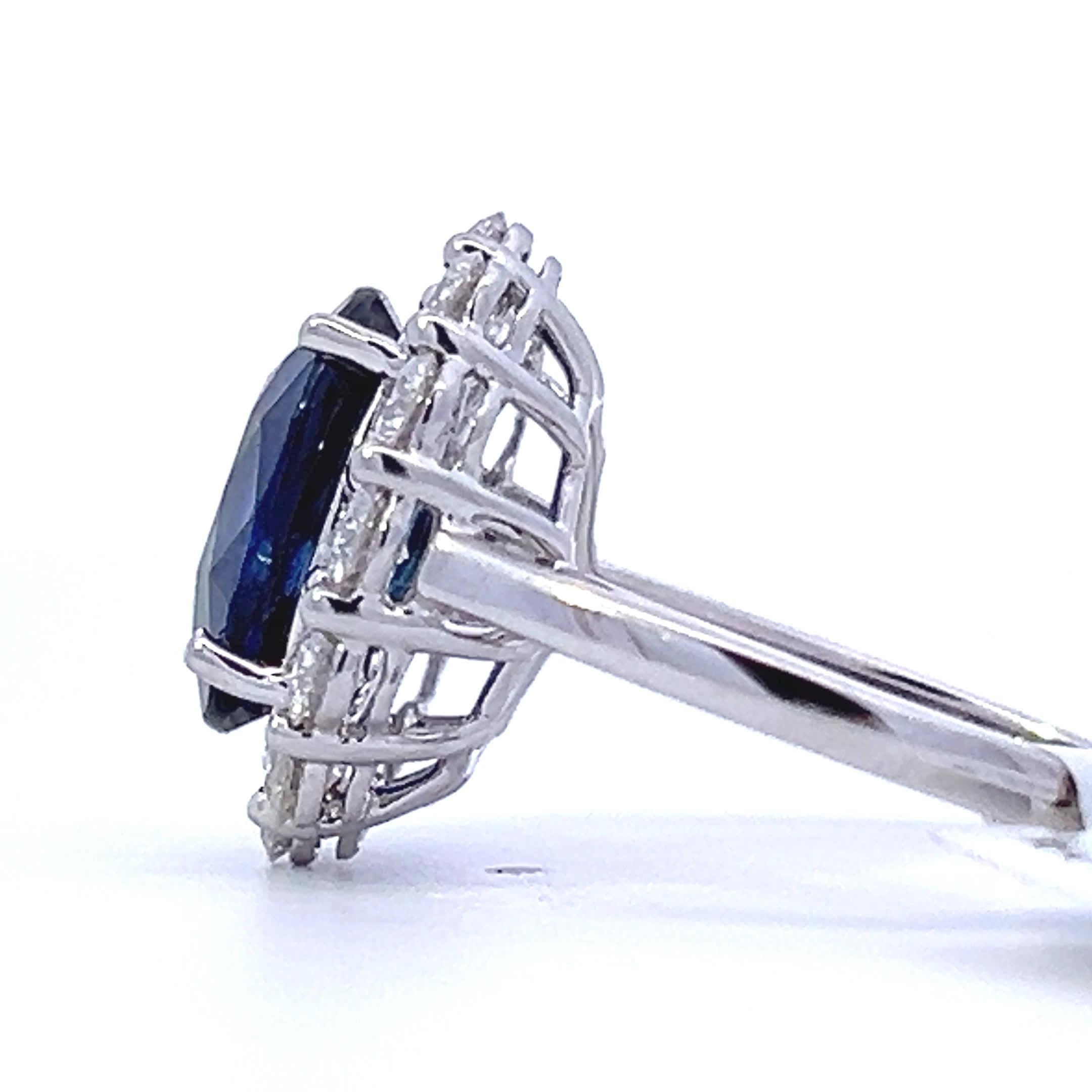 Cette magnifique bague présente en son centre un saphir ovale captivant, entouré d'un halo de diamants étincelants. Fabriquée avec précision, la combinaison de pierres bleu profond et blanc brillant crée une élégance intemporelle qui convient à