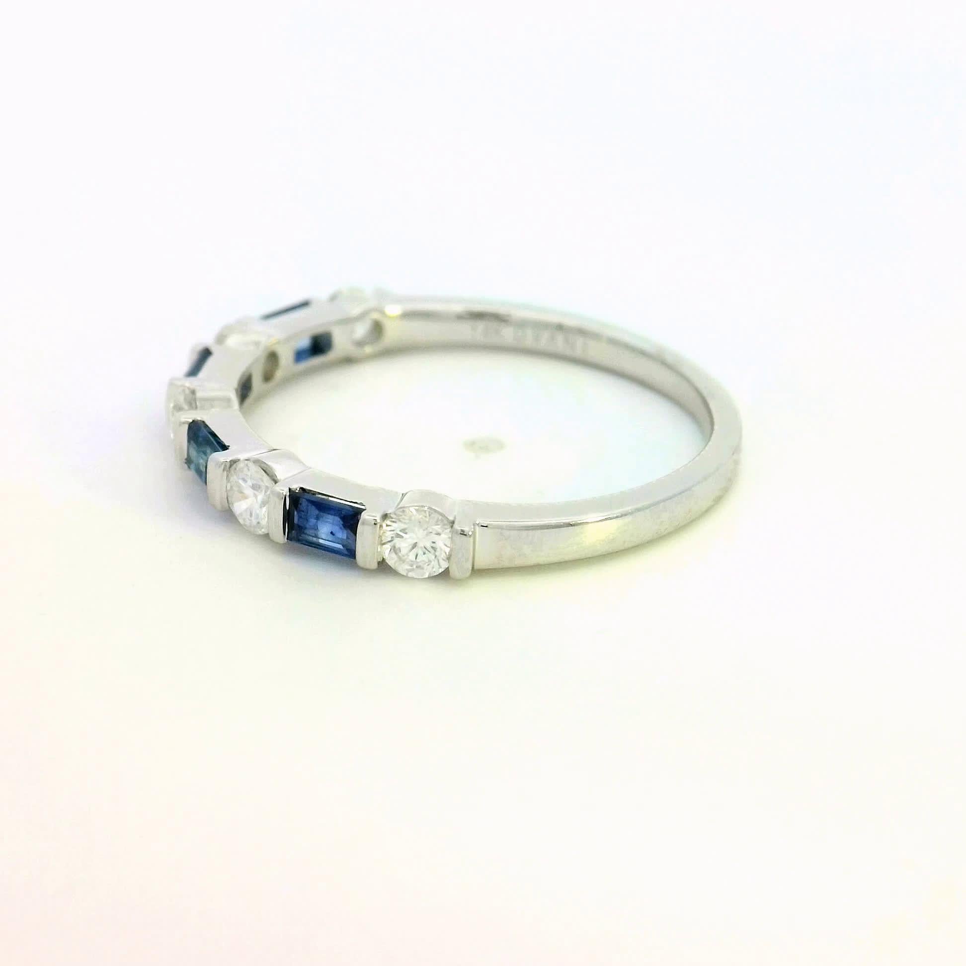 Entdecken Sie die exquisite Schönheit dieses eleganten Rings mit Saphiren und Diamanten. Mit seinem atemberaubenden Arrangement aus tiefblauen Saphiren und funkelnden Diamanten ist dieses Schmuckstück perfekt für jeden Anlass. Mit Präzision