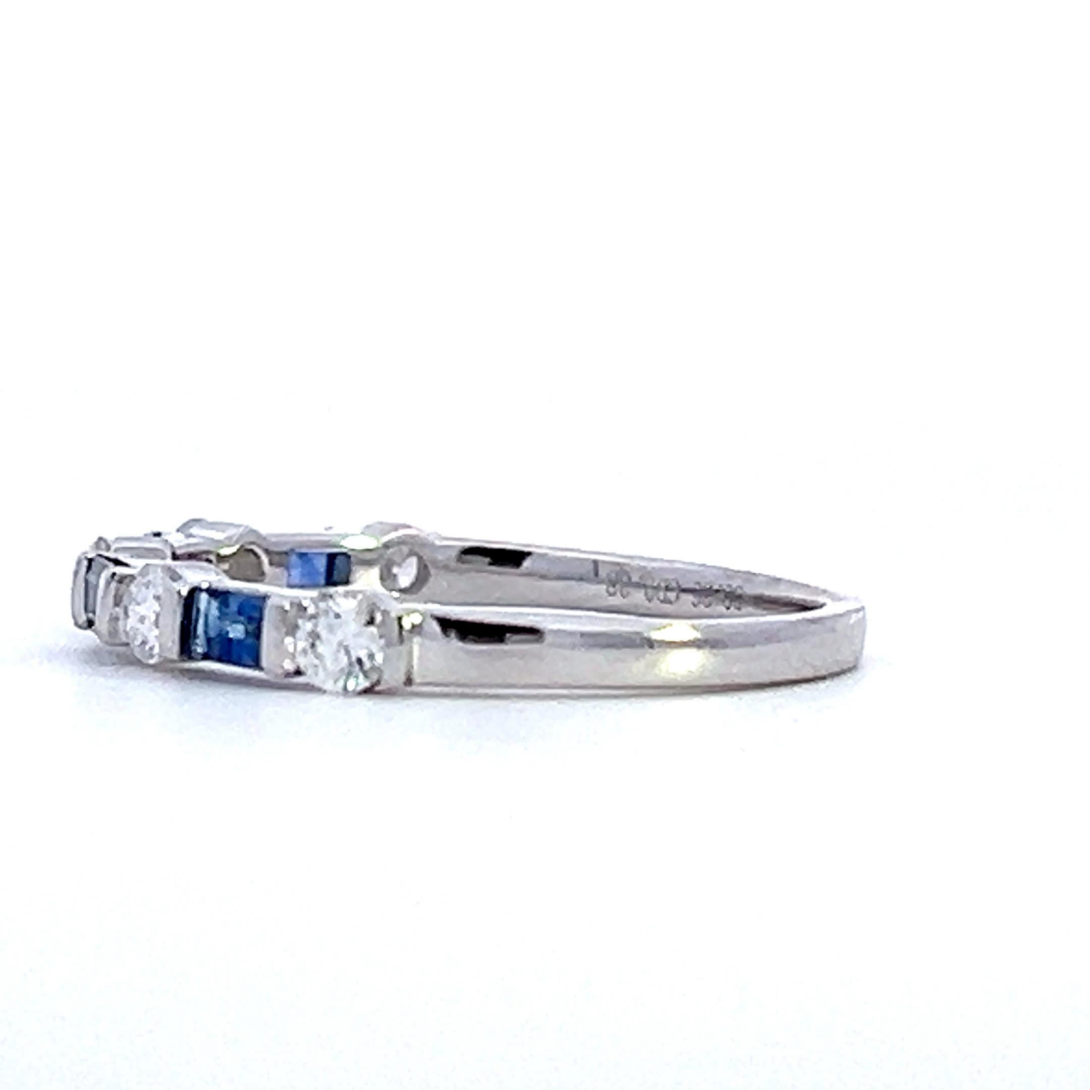 Questo squisito anello presenta una splendida combinazione di zaffiri blu intenso e diamanti scintillanti, incastonati in un'elegante fascia. Perfetto per aggiungere un tocco di eleganza a qualsiasi outfit, questo pezzo è un'aggiunta senza tempo
