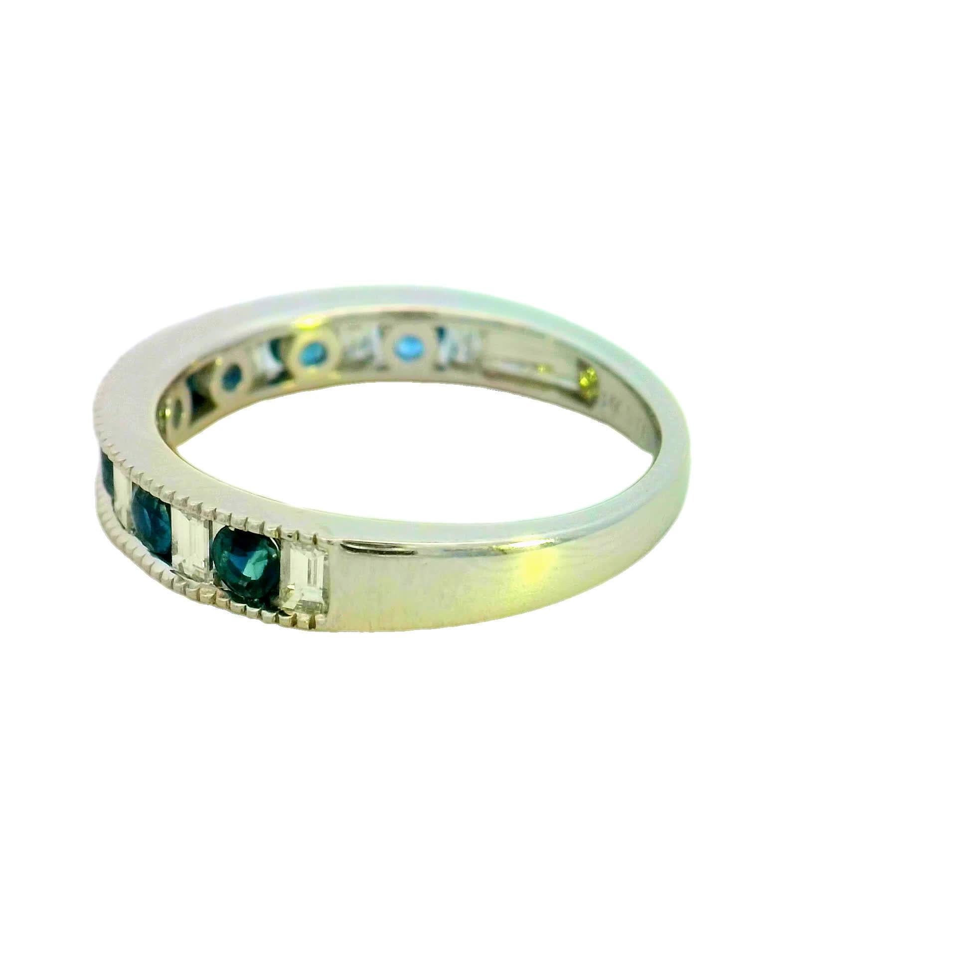 Questo squisito anello presenta una splendida combinazione di zaffiri blu intenso e diamanti scintillanti, incastonati in un'elegante fascia. Perfetto per aggiungere un tocco di eleganza a qualsiasi outfit, questo pezzo è un'aggiunta senza tempo