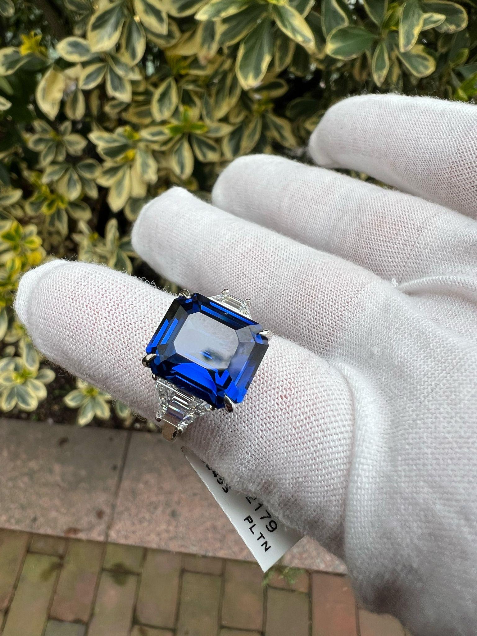 Entdecken Sie die Faszination dieses atemberaubenden Rings aus Saphiren und Diamanten, in dessen Zentrum ein fesselnder tiefblauer Saphir steht. Flankiert von funkelnden Diamanten ist dieses Stück perfekt für alle, die zeitlose Eleganz und