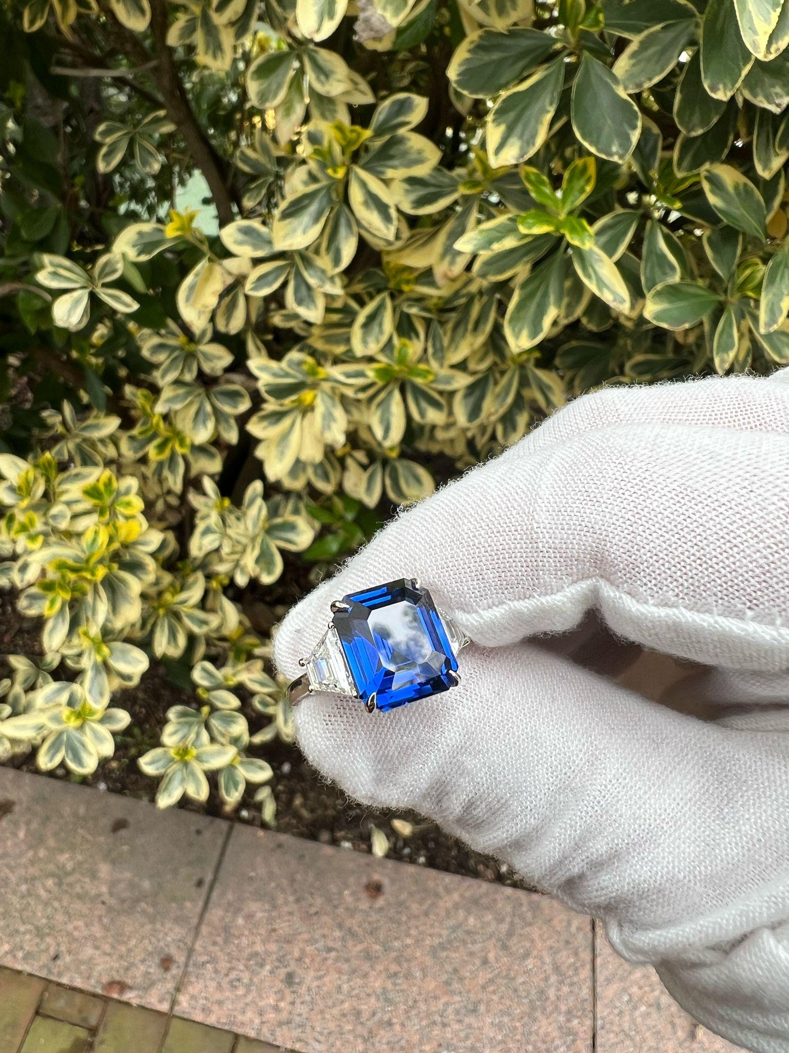 Ring mit elegantem Saphir und Diamant (Smaragdschliff) im Angebot