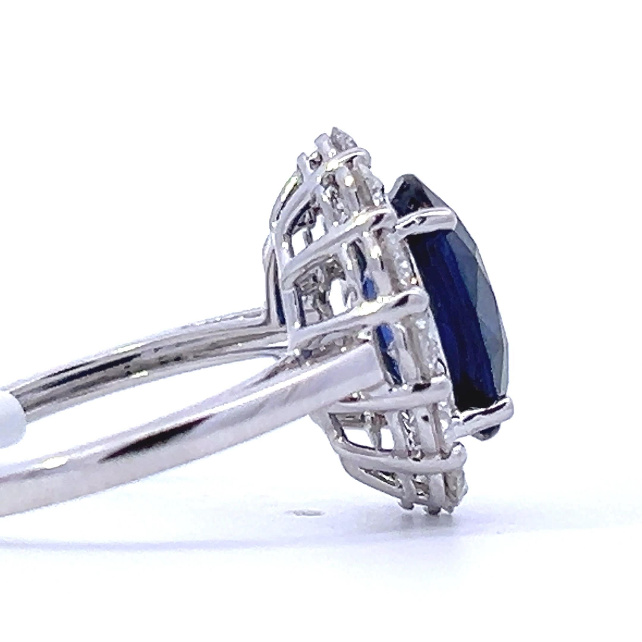 Bague élégante en saphir et diamants Pour femmes en vente