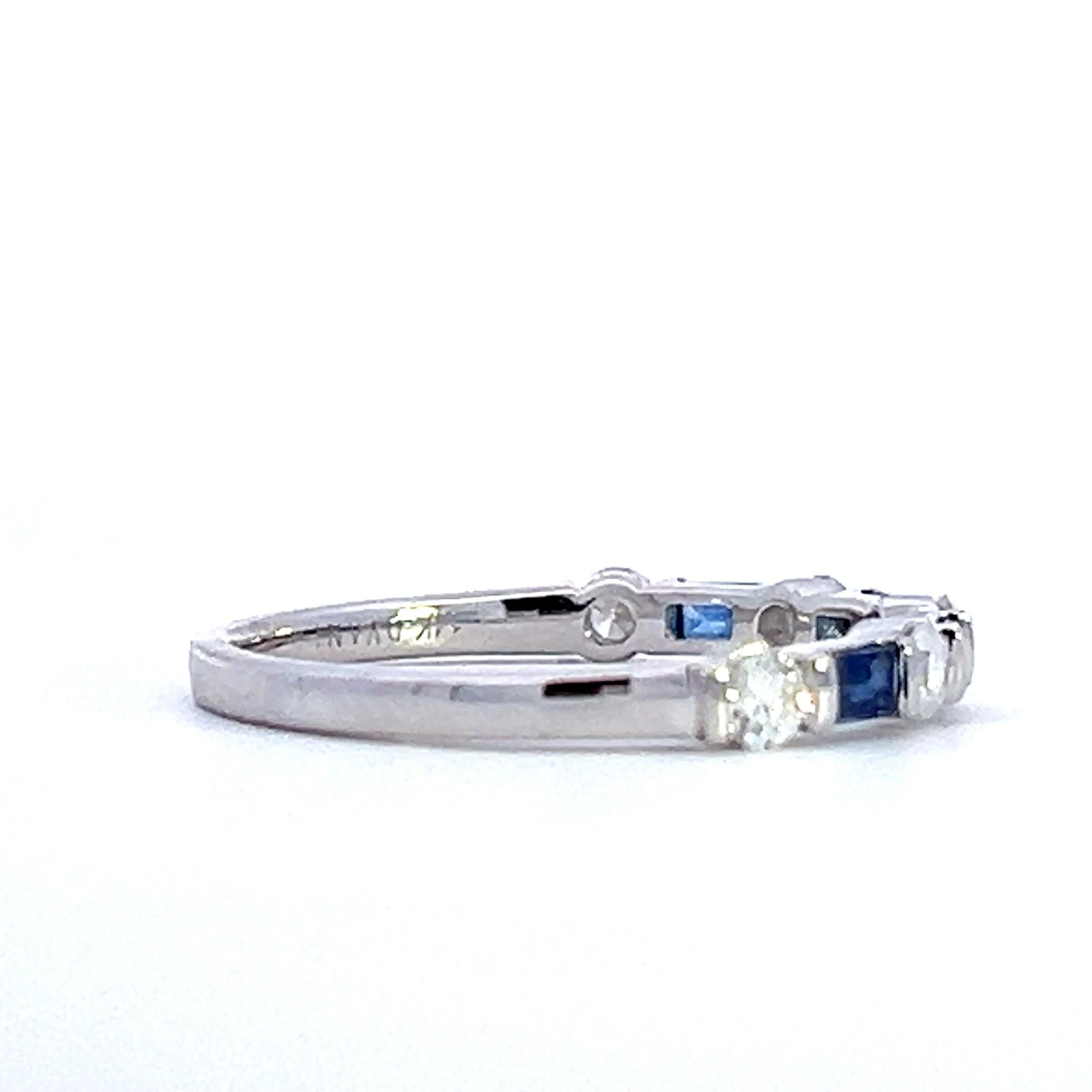 Donna Elegante anello con zaffiro e diamante in vendita