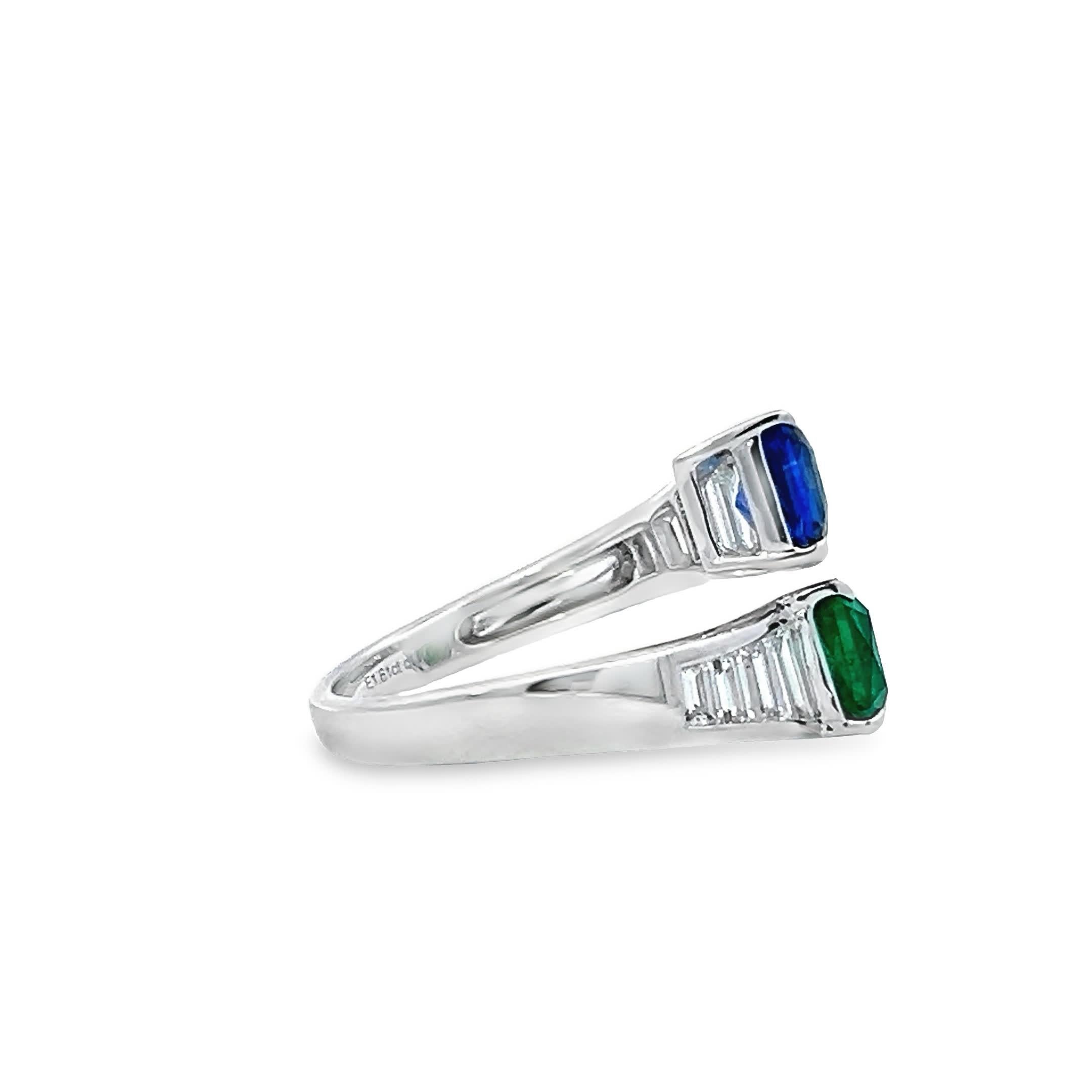Prova la fusione di lusso e raffinatezza con questo squisito anello, caratterizzato da un brillante zaffiro blu elegantemente completato da un vibrante smeraldo verde. Incastonato in oro bianco con diamanti baguette sulle spalle, è un accessorio che