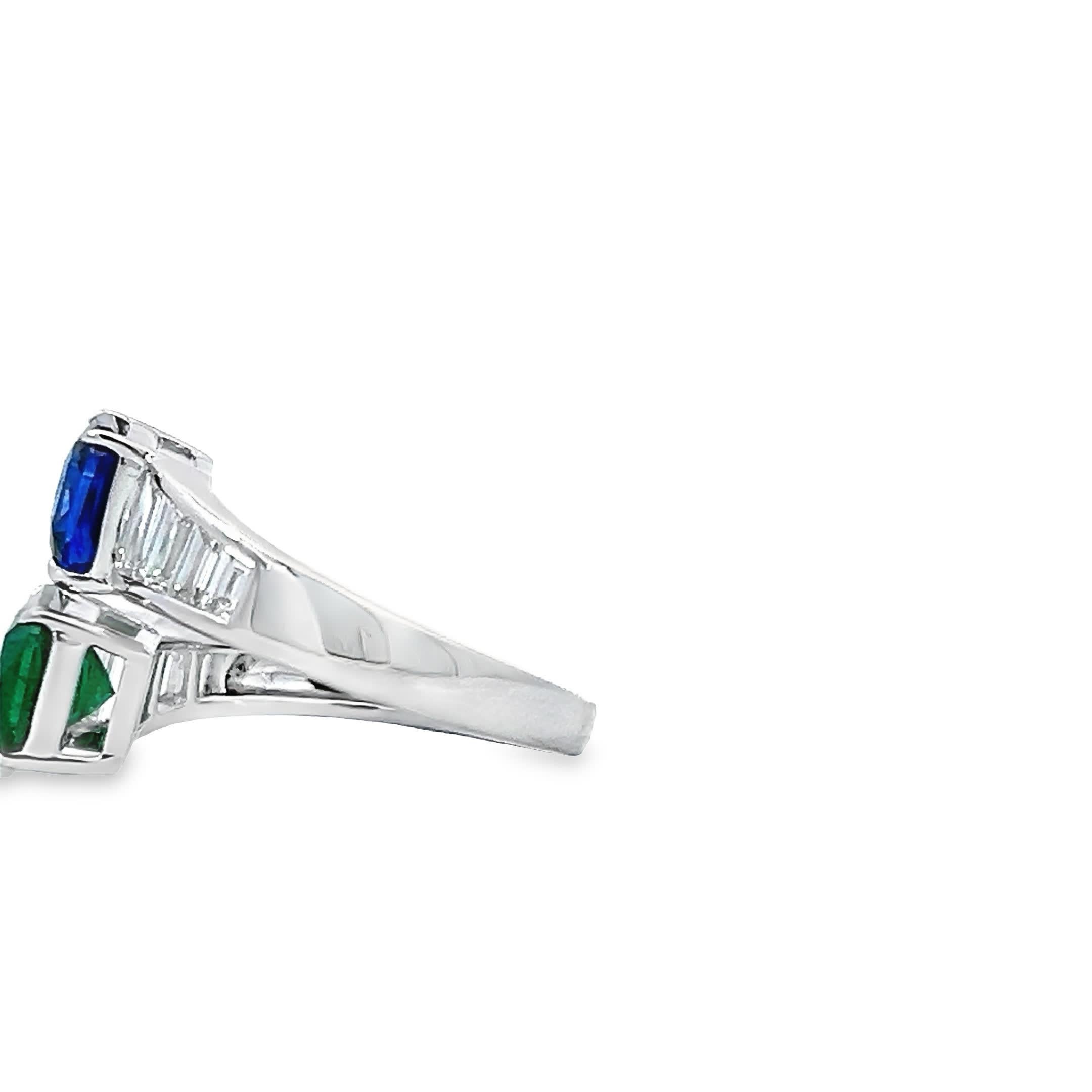 Elegante anello con zaffiro e smeraldo In condizioni Nuovo in vendita a Great Neck Plaza, NY