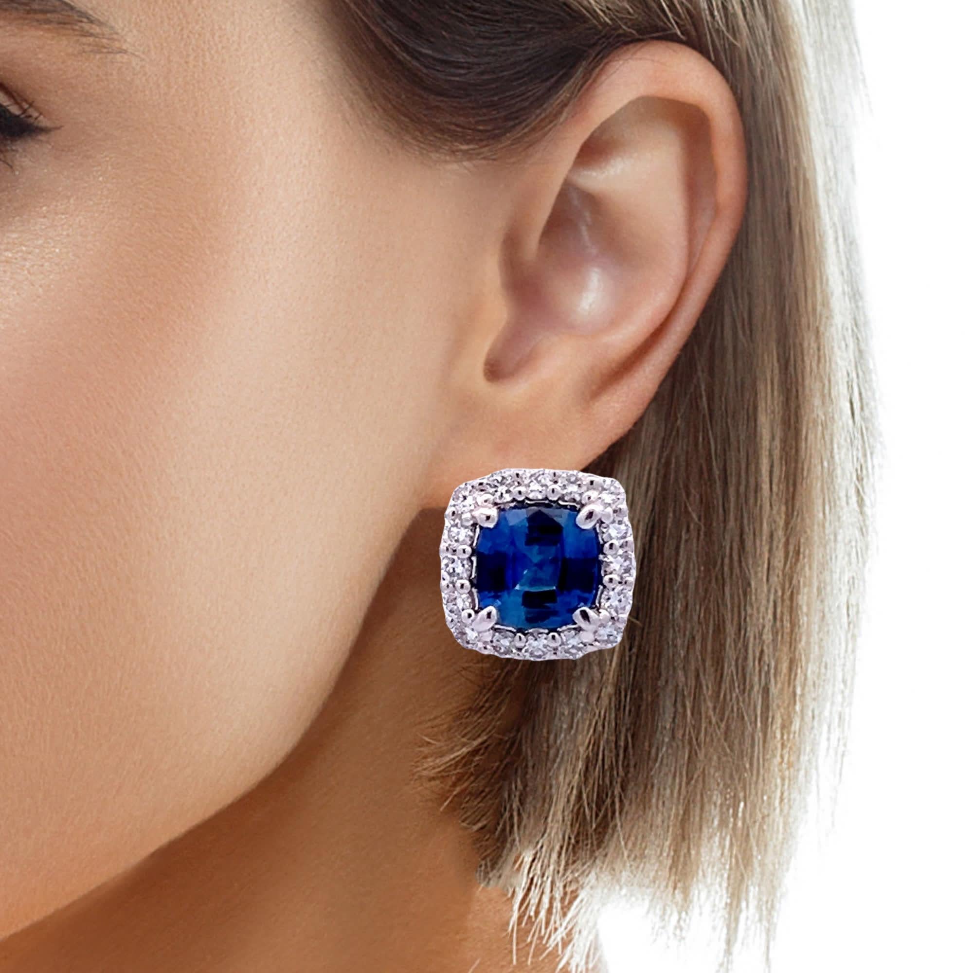 Incarna la raffinatezza con i nostri orecchini a goccia Eleg Sapphire and Diamond Dazzle. Questa coppia dal design squisito è caratterizzata da zaffiri pregiati e radiosi incastonati in una raffinata composizione di diamanti scintillanti, per una