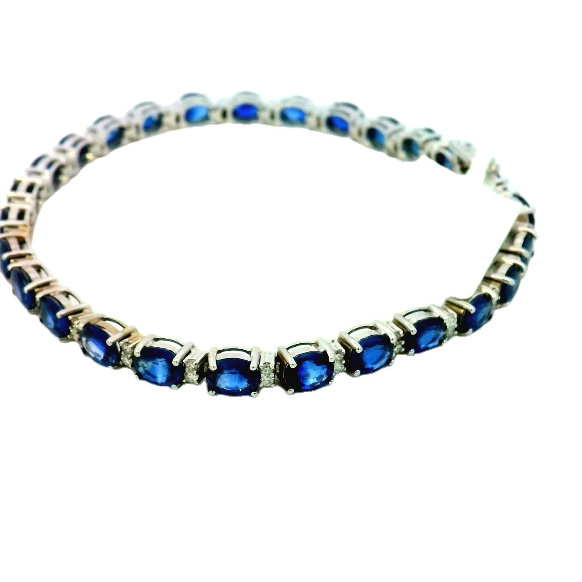 Esta impresionante pulsera de zafiros presenta una serie de gemas de color azul intenso, elegantemente engastadas en una elegante banda de plata. Cada piedra está cuidadosamente elaborada para reflejar la luz, creando un brillo cautivador que realza
