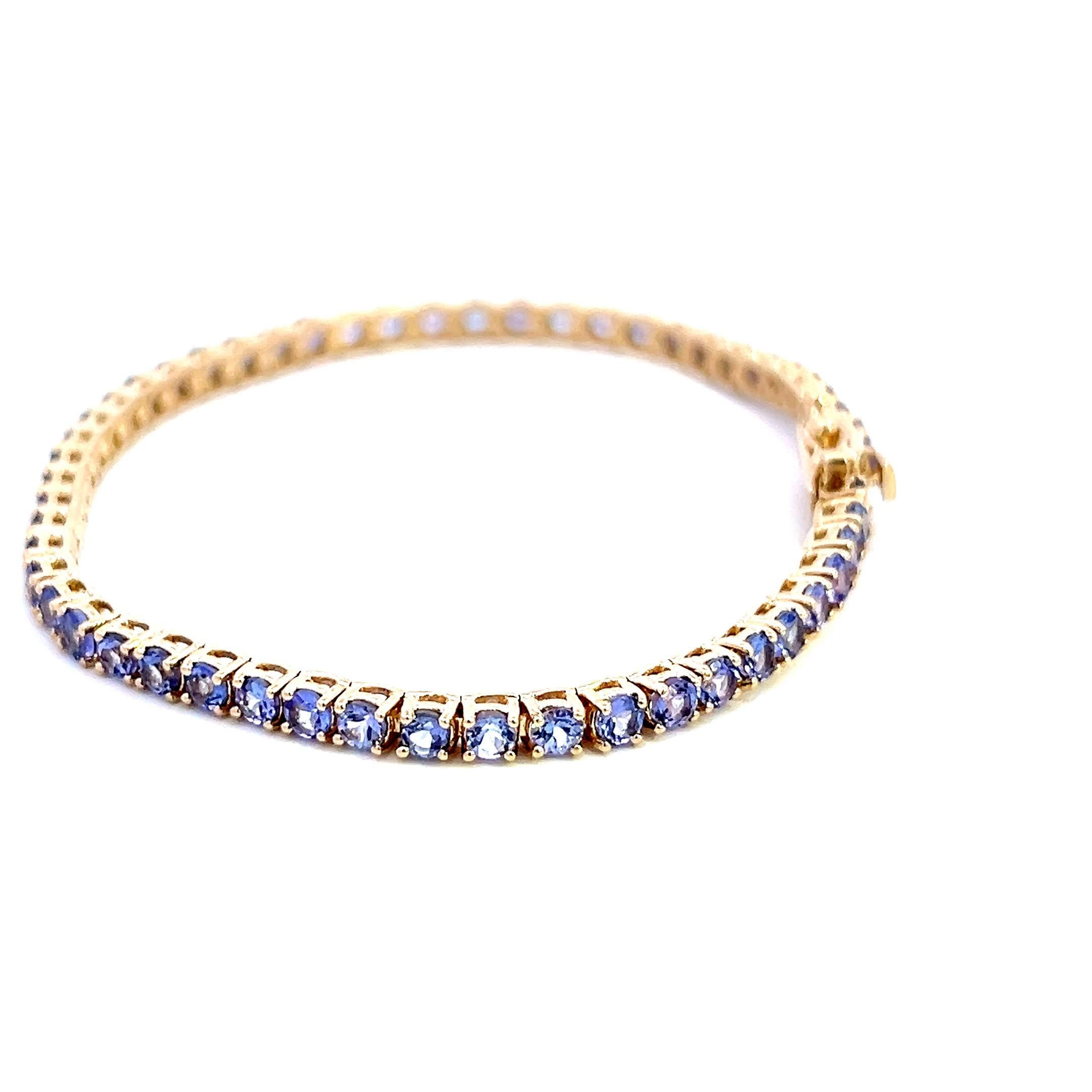 Ce bracelet exquis présente un éventail étonnant de saphirs d'un bleu profond, chacun méticuleusement serti dans une luxueuse bande d'or. Parfaite pour ajouter une touche d'élégance à n'importe quelle tenue, cette pièce est un ajout intemporel à