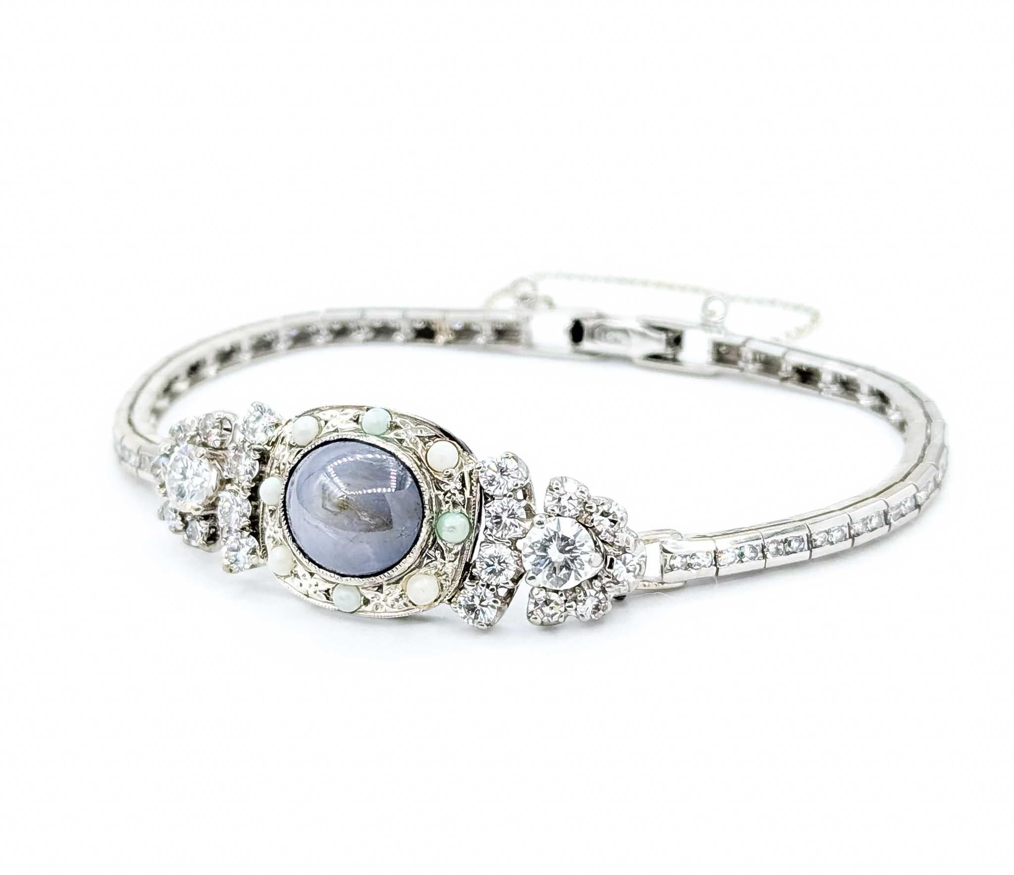 Elegante pulsera de zafiro en 14k Conversión de reloj vintage

Te presentamos una extraordinaria pieza de joyería: una elegante pulsera de zafiro, hábilmente elaborada en conversión de reloj vintage de 14 quilates. Una exquisita mezcla de estilo
