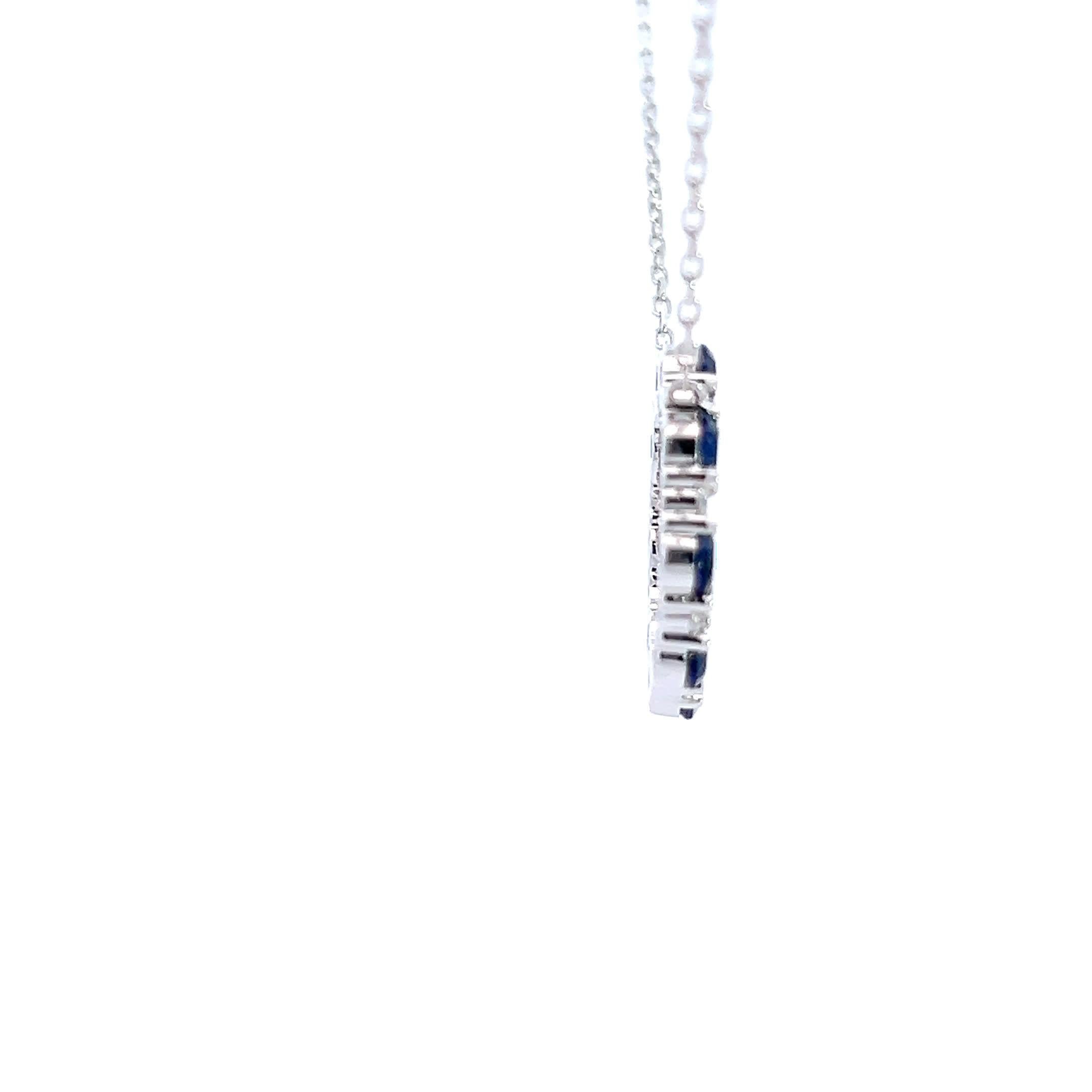 Questo squisito ciondolo presenta un cerchio di zaffiri blu intenso, ciascuno meticolosamente incastonato nell'argento sterling. Il design elegante è perfetto per aggiungere un tocco di raffinatezza a qualsiasi abbigliamento.