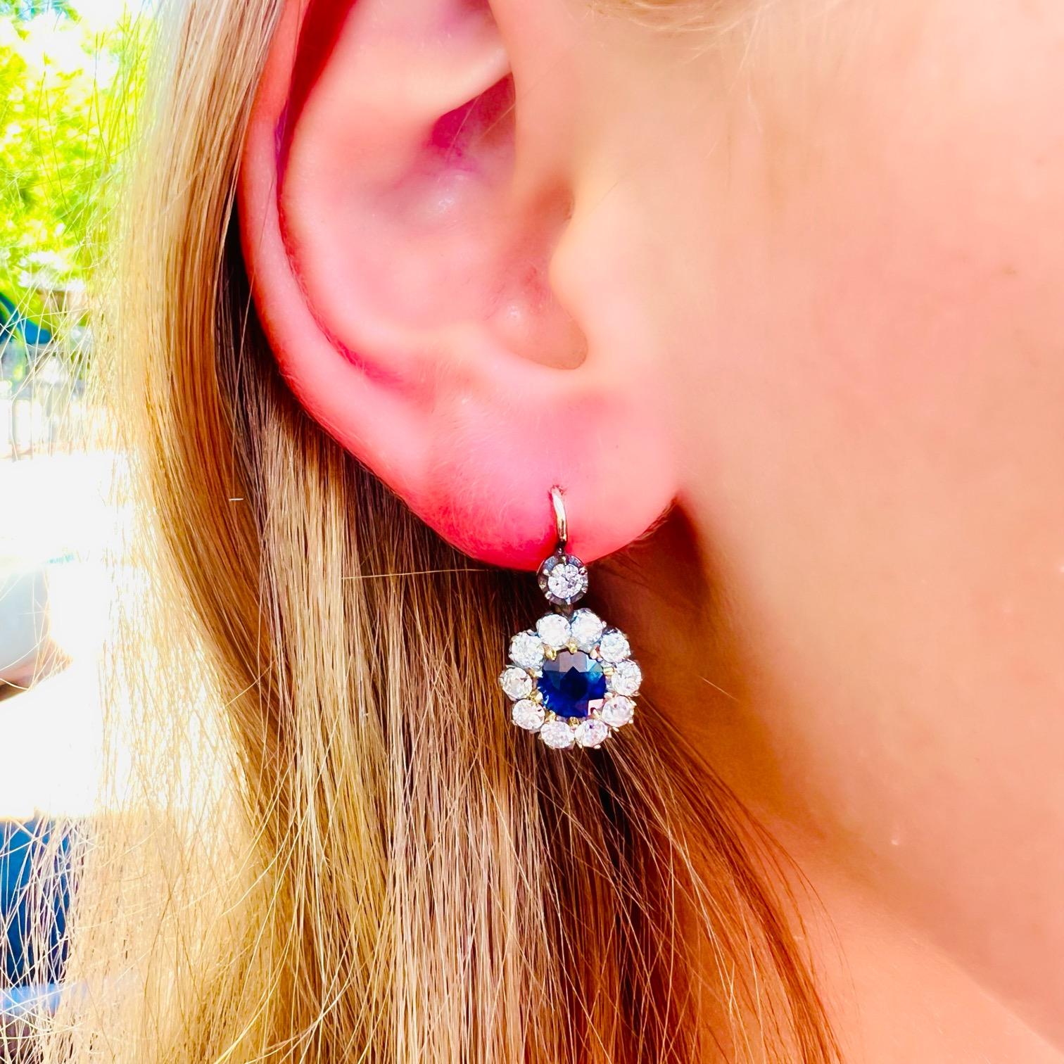 Elegante Ohrringe mit Saphiren und Diamanten (Rundschliff) im Angebot