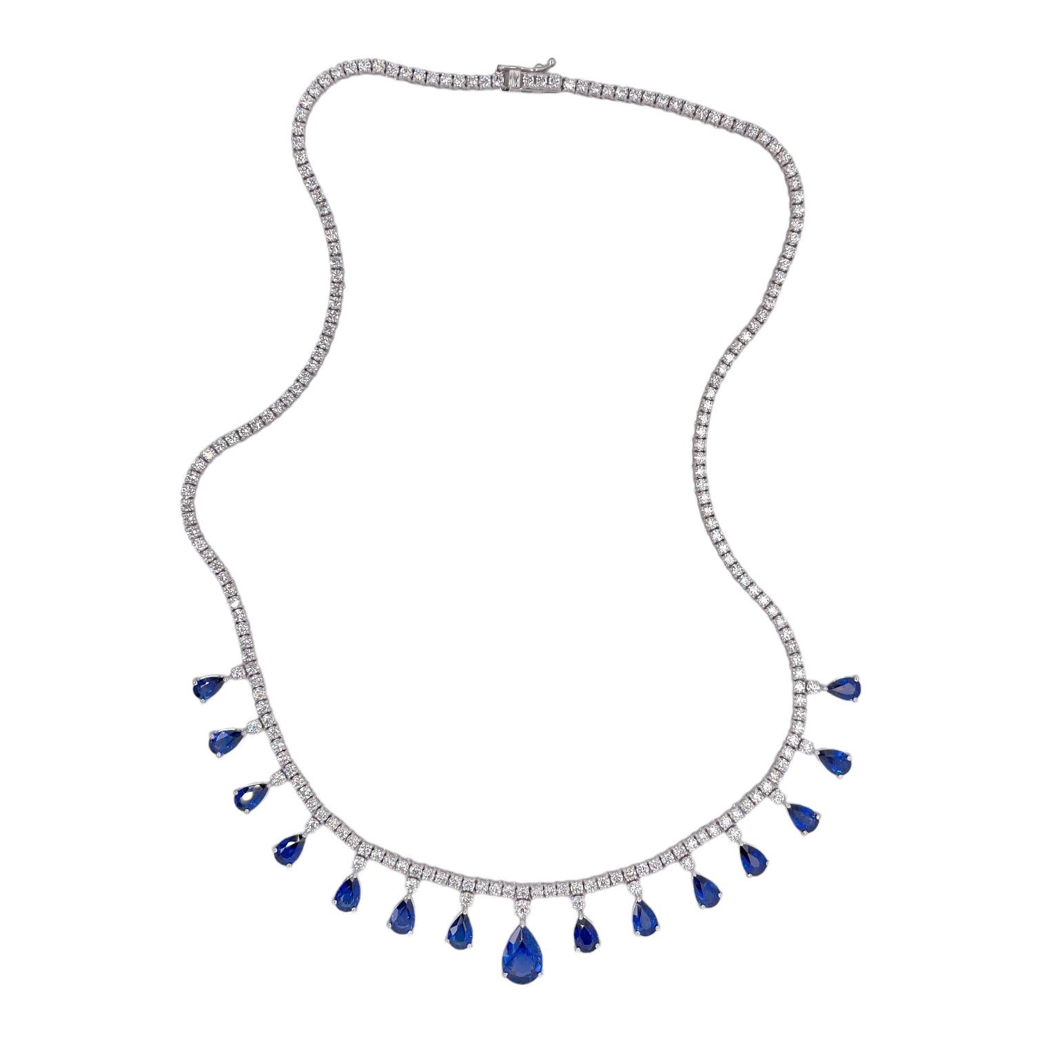 Collana a goccia eternity con zaffiro e diamante a forma di pera, unica nel suo genere, in oro bianco 14k. La collana contiene 1 zaffiro centrale a forma di pera da 1,90 carati, 14 zaffiri più piccoli a forma di pera da 5,85 carati e 197 diamanti