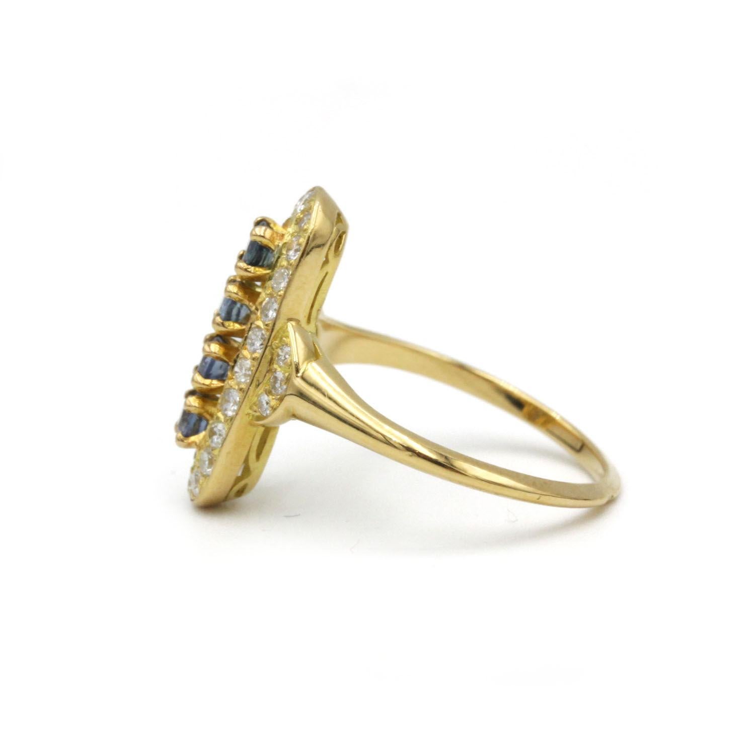 Retro Elegant Sapphire & Diamond Halo Ring in 18 K Yellow Gold For Sale
