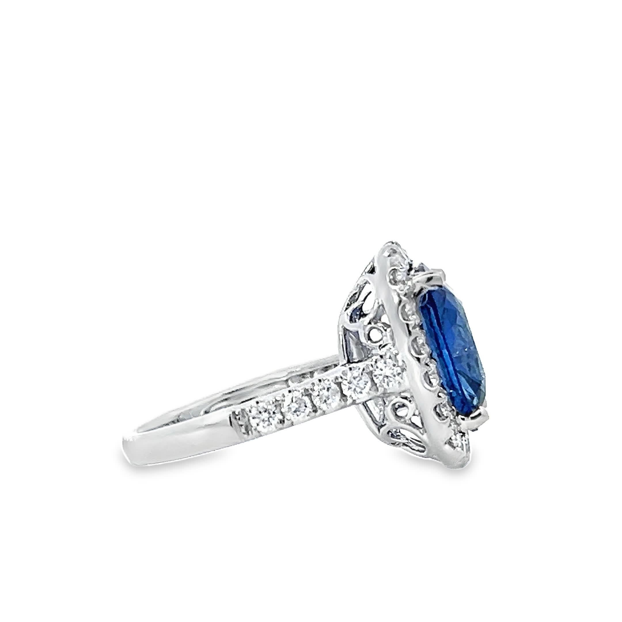 Questo squisito anello presenta uno splendido zaffiro blu, splendidamente incorniciato da diamanti scintillanti. La combinazione della ricca gemma blu e dei diamanti scintillanti crea un pezzo lussuoso e senza tempo, perfetto per ogni occasione
