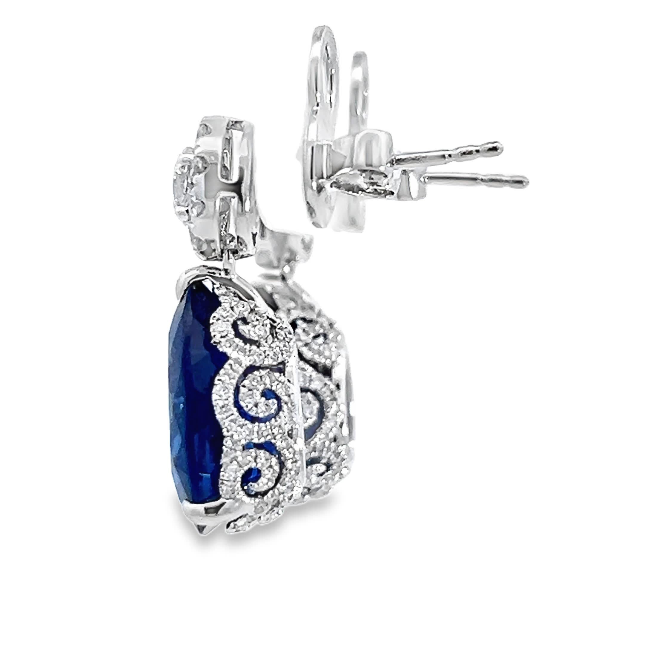 Questi splendidi orecchini a goccia con zaffiro sono l'accessorio perfetto per ogni occasione. Caratterizzato da un bellissimo design a goccia, ogni orecchino è impreziosito da diamanti scintillanti che esaltano la ricca tonalità blu degli zaffiri.