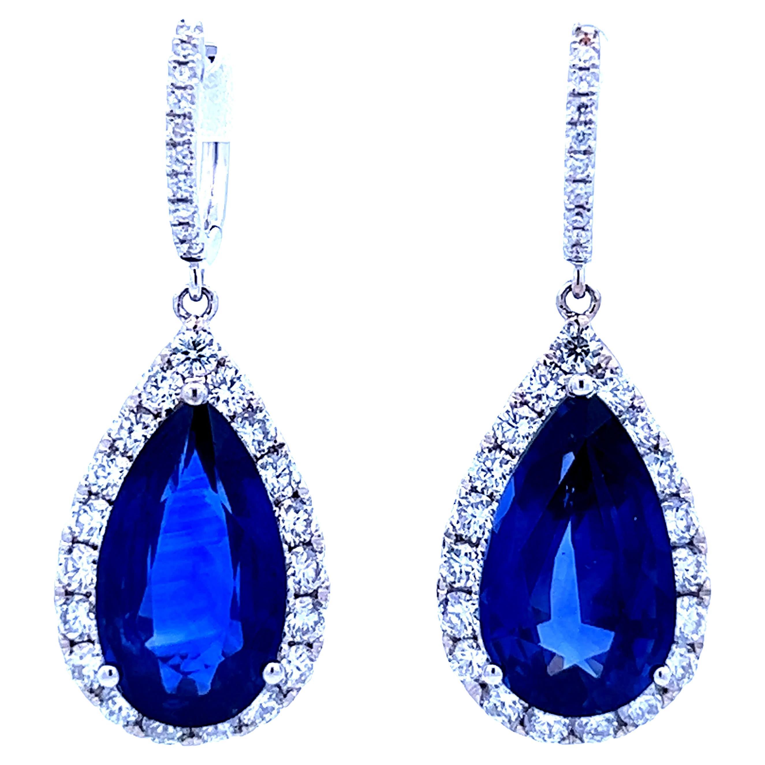 Questi splendidi orecchini a goccia con zaffiro sono l'emblema dell'eleganza. Caratterizzati da una ricca tonalità di blu, ogni orecchino è impreziosito da diamanti scintillanti che ne esaltano il fascino lussuoso. Perfetti per le occasioni speciali