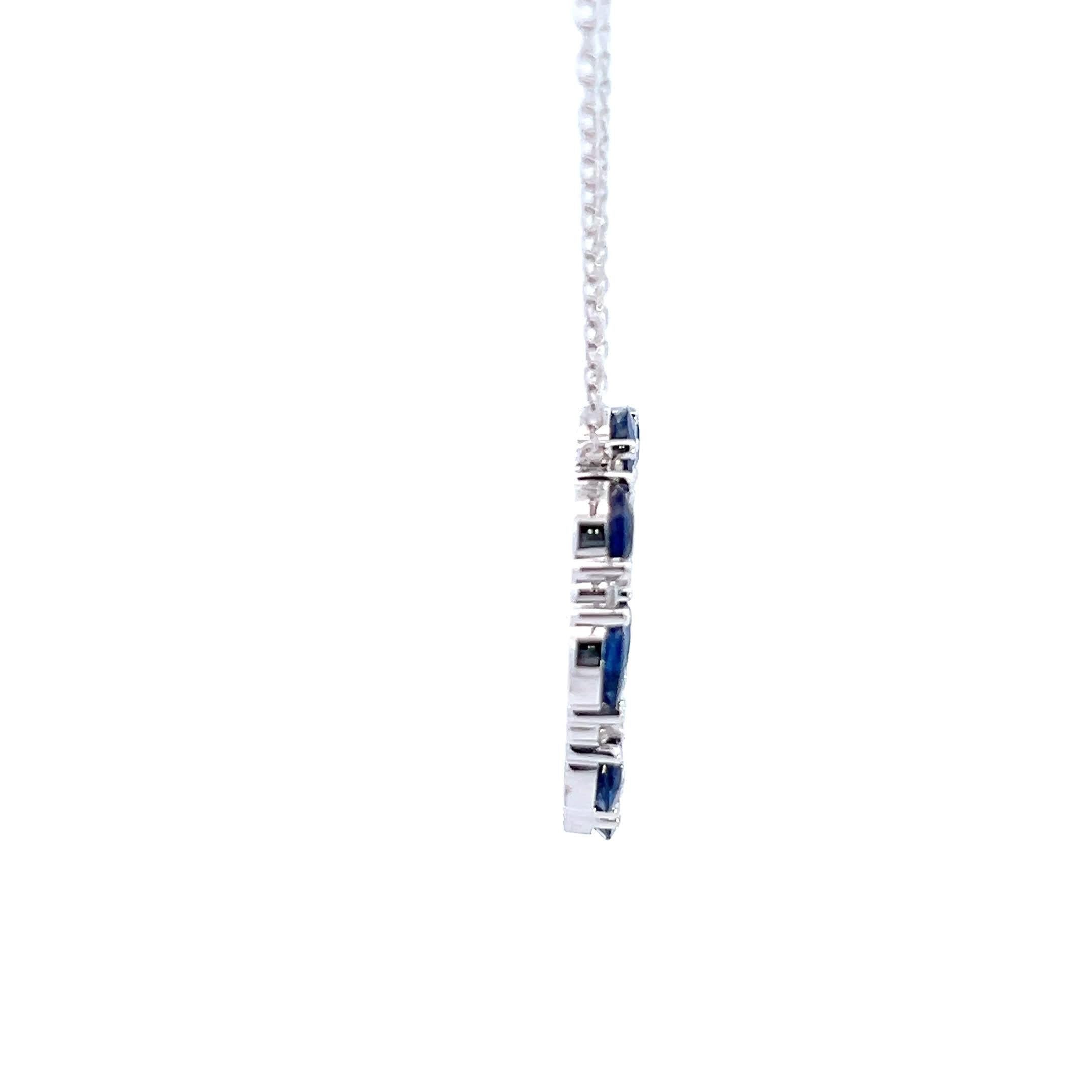 Questa raffinata collana con ciondolo è caratterizzata da un cerchio di zaffiri blu intenso, con ogni pietra meticolosamente incastonata per creare un pezzo straordinario ed elegante. Gli zaffiri sono completati da delicati accenti d'argento che