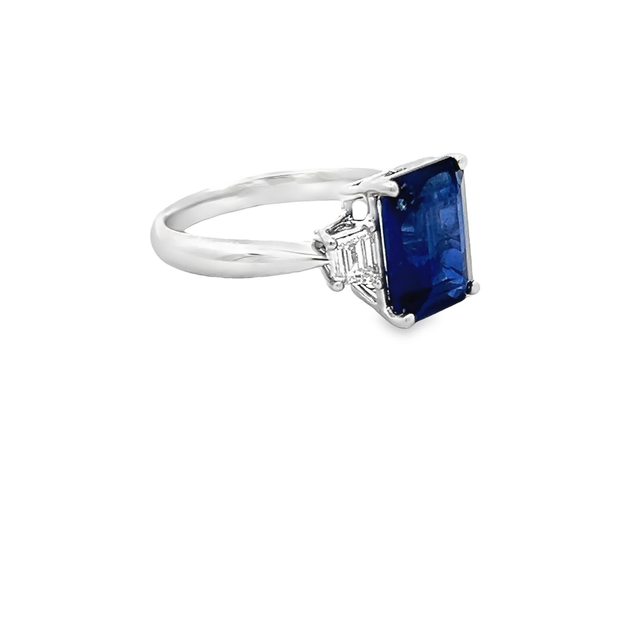 Eleganter Saphir-Ring, 18 KW im Zustand „Neu“ im Angebot in Great Neck Plaza, NY