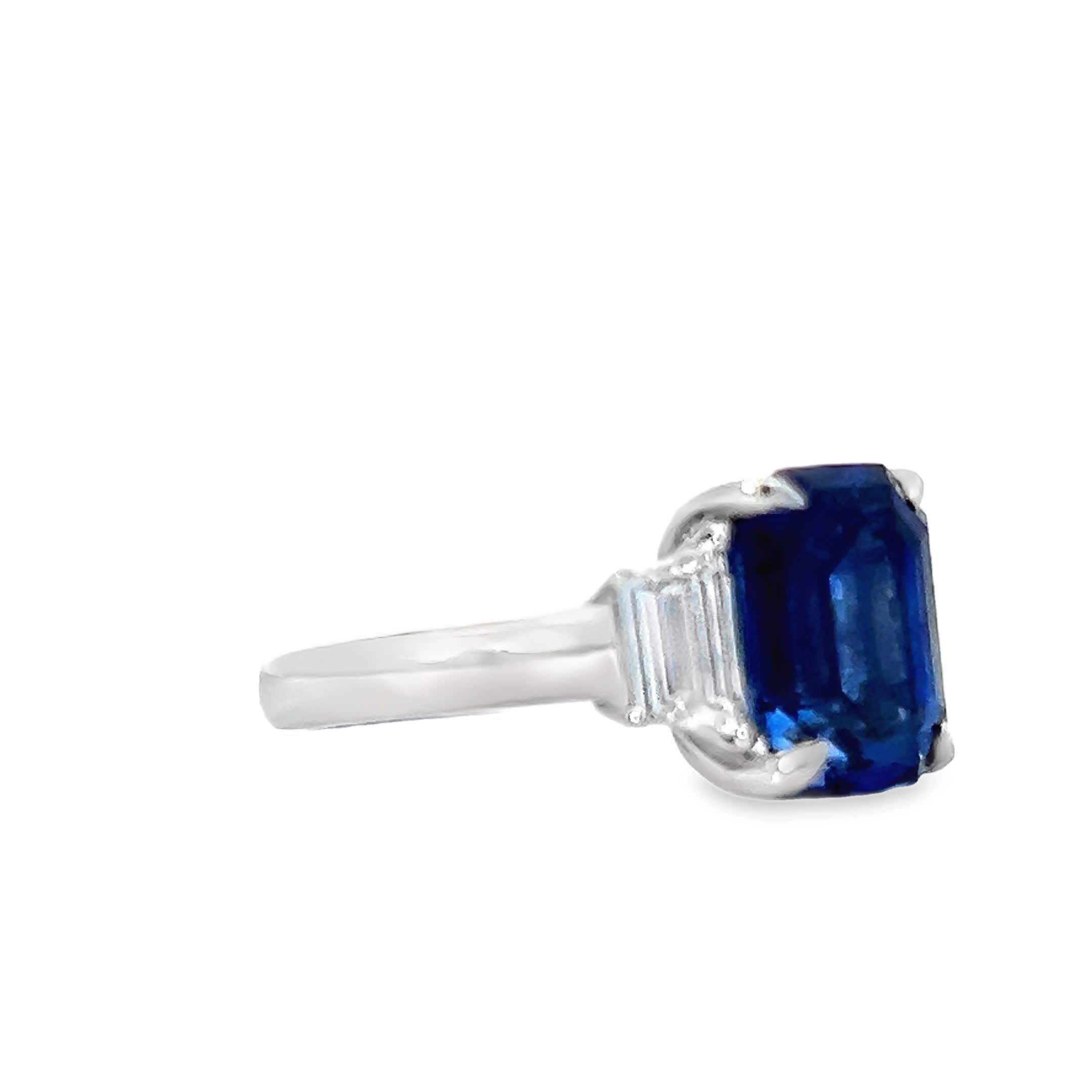 Dieser exquisite Ring zeigt einen auffälligen tiefblauen Saphir in der Mitte, flankiert von zwei schimmernden Seitensteinen. Das elegante Design und die hochwertige Verarbeitung machen sie zu einer idealen Wahl für alle, die ihrer Schmucksammlung