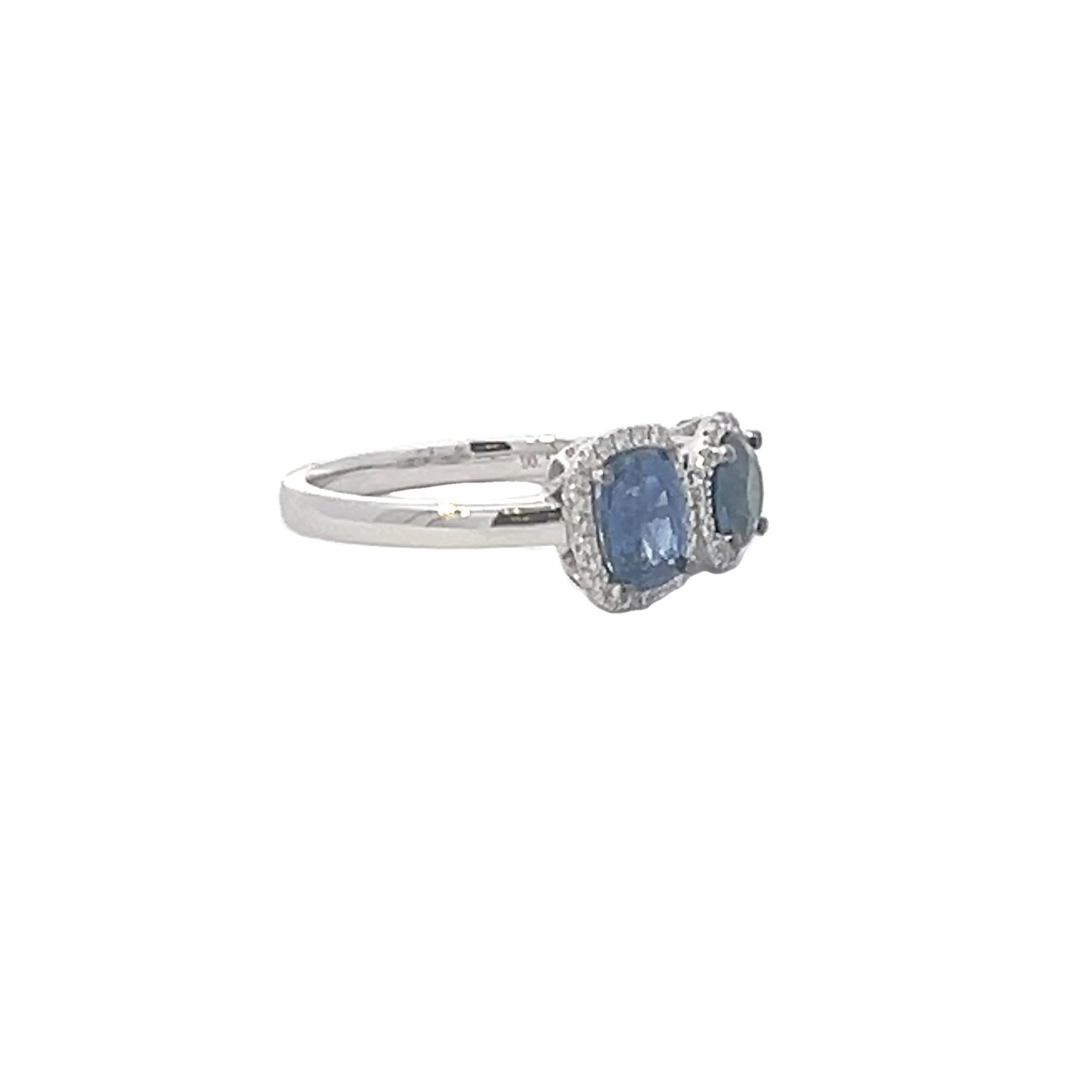 Dieser exquisite Ring besteht aus zwei schillernden Saphiren, die in ein poliertes Silberband eingefasst sind. Das zeitlose und elegante Design ist perfekt, um jedem Outfit einen Hauch von Raffinesse zu verleihen.