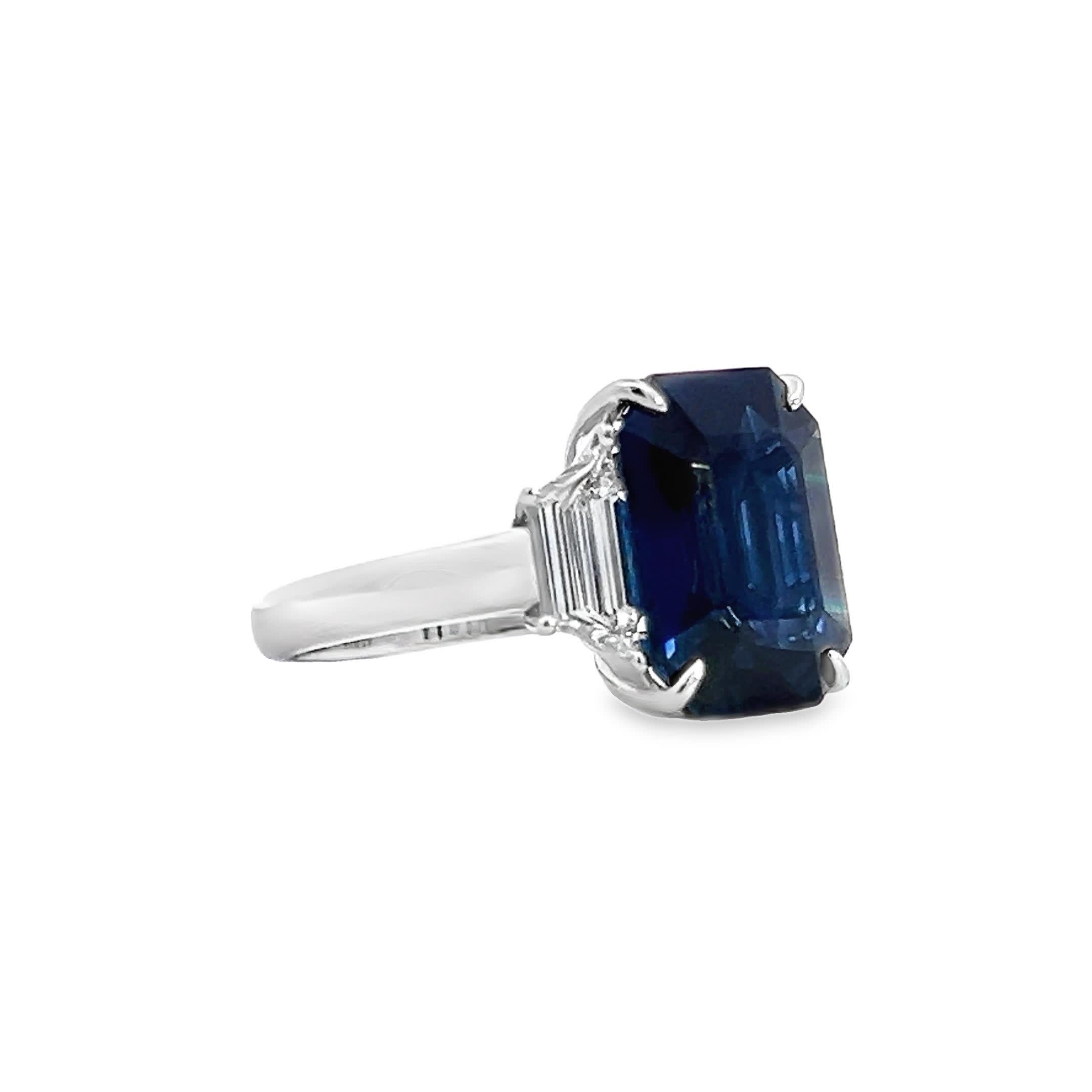 Im Mittelpunkt dieses atemberaubenden Rings steht ein prächtiger Saphir, der von funkelnden Diamanten flankiert wird. Der tiefblaue Farbton des Saphirs bildet einen reizvollen Kontrast zum strahlenden Weiß der umliegenden Edelsteine. Perfekt, um