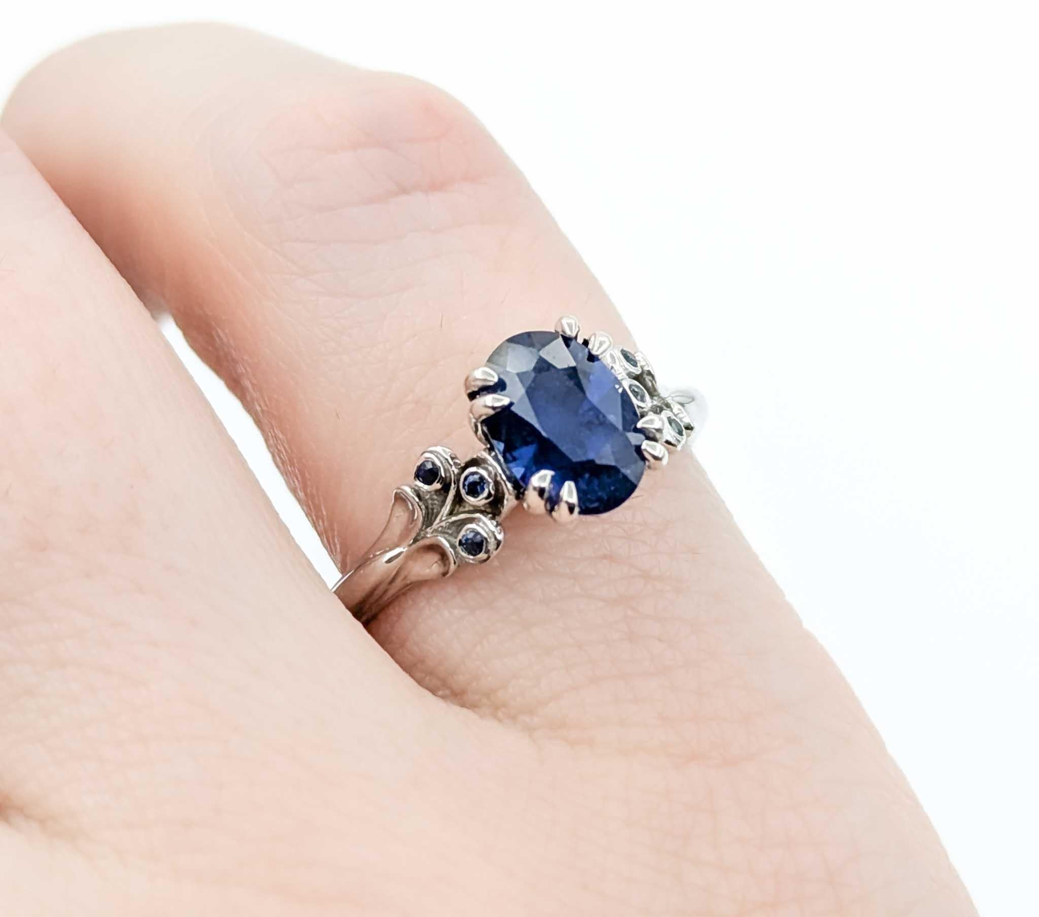 Eleganter Saphirring aus 14k Weißgold (Ovalschliff) im Angebot