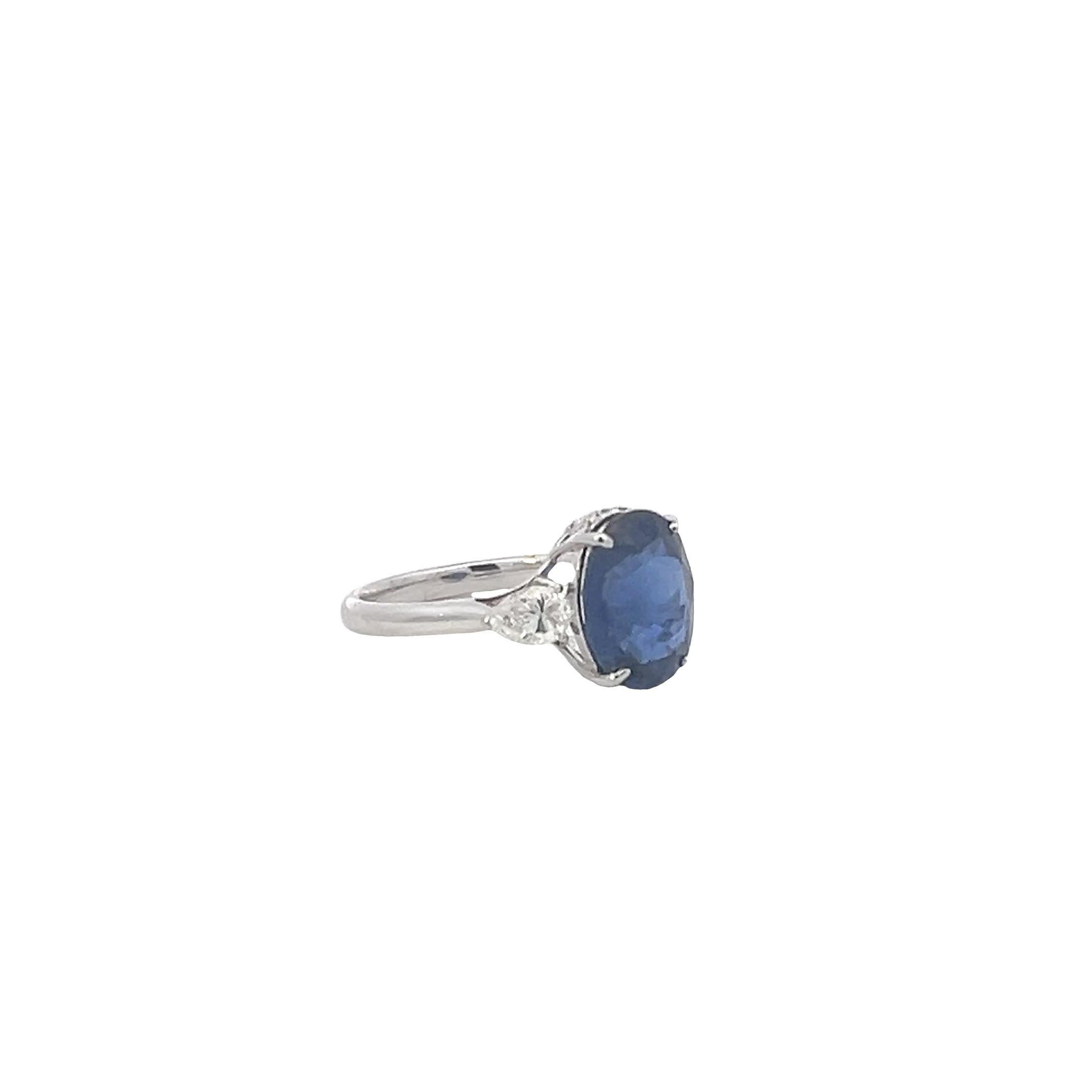 Verströmen Sie Raffinesse mit diesem exquisiten Silberring, dessen Herzstück ein faszinierender tiefblauer Saphir ist. Das verschlungene Banddesign verleiht jeder Kleidung einen Hauch von Eleganz und macht sie zu einem perfekten Accessoire für alle,