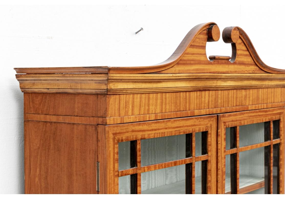 Elegante vetrinetta in legno di raso su cavalletto in vendita 2