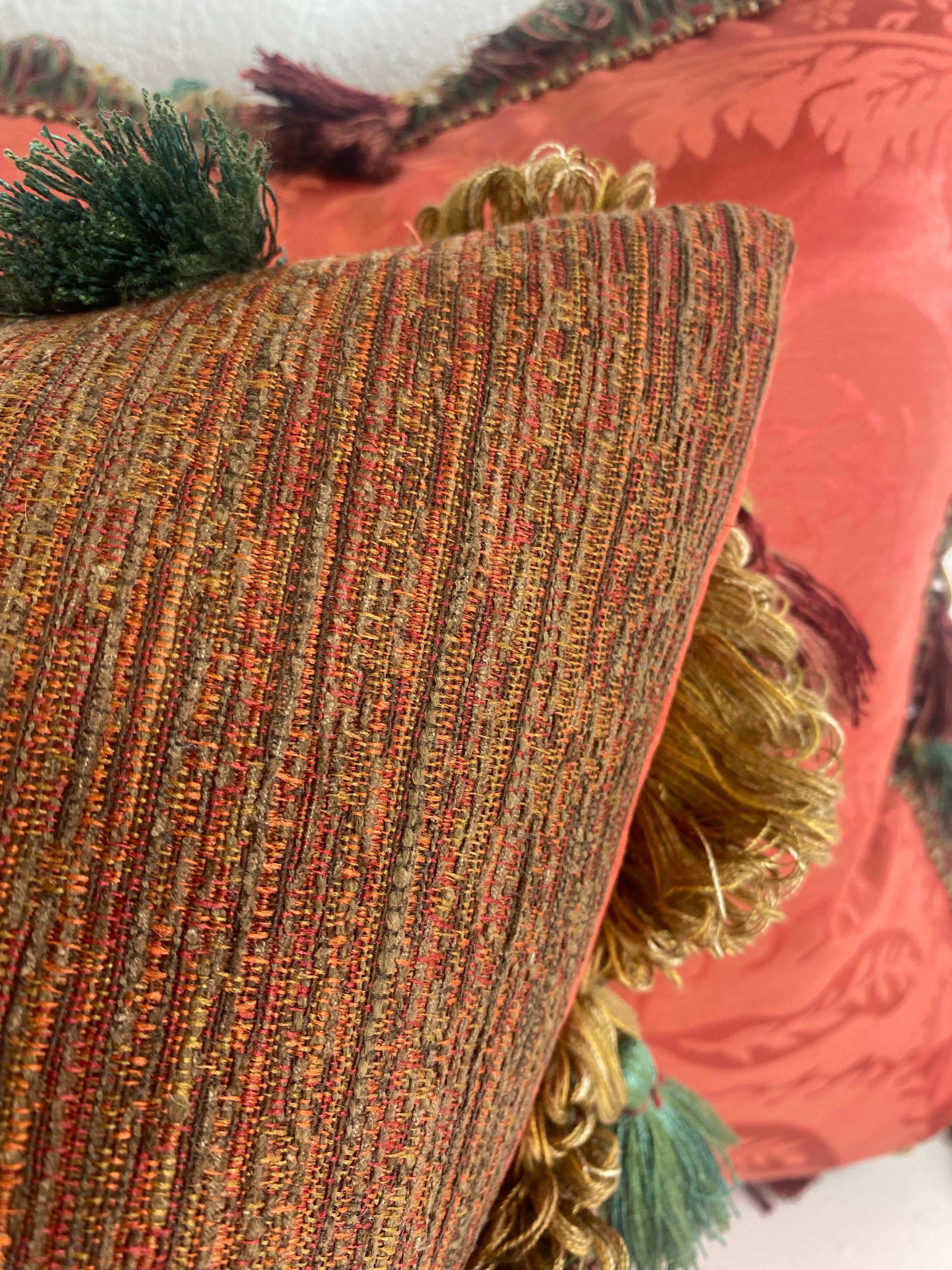 Eleganza dei cuscini in seta con nappe di Scalamandre, una coppia in vendita 2