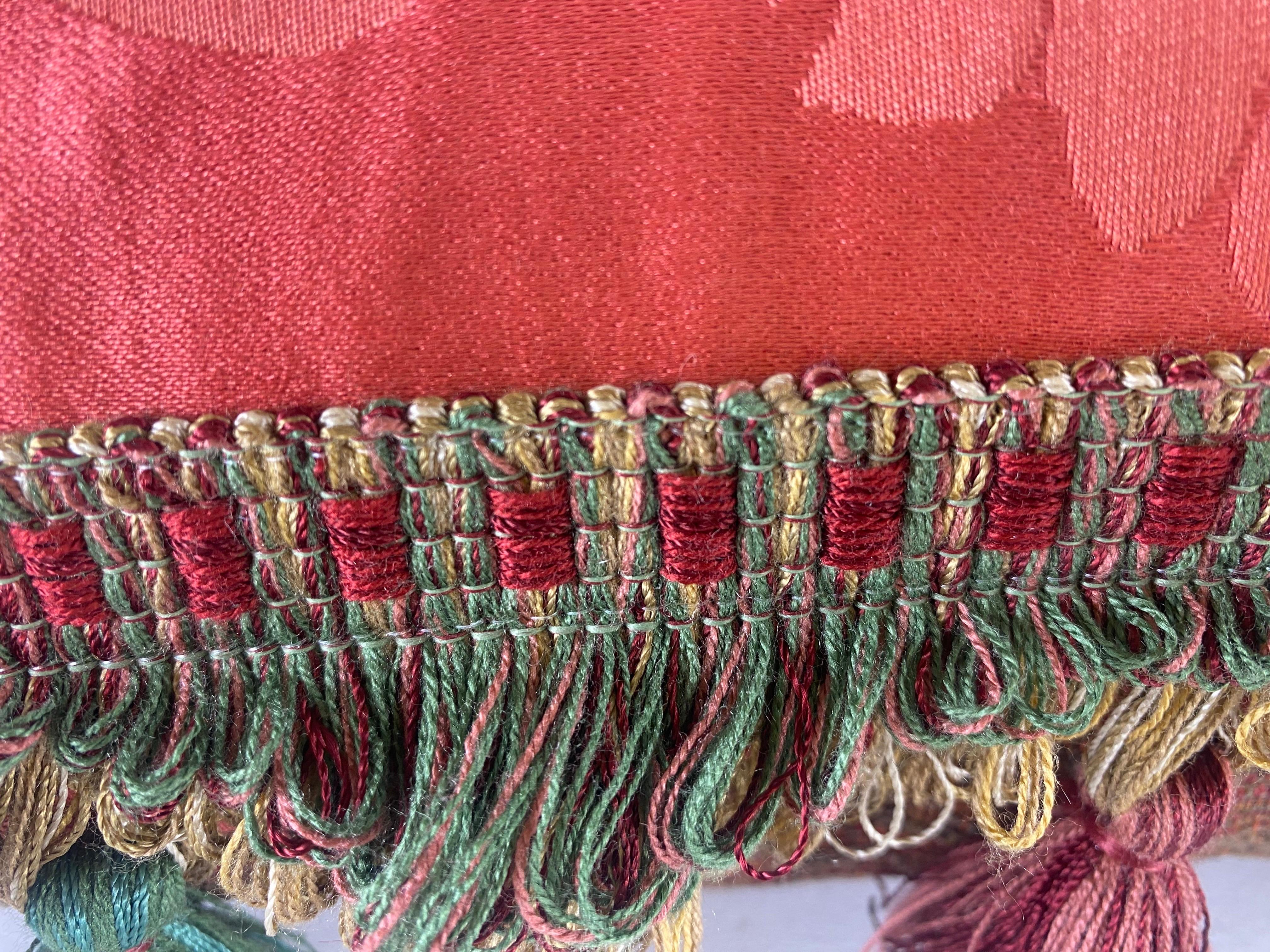 Americano Eleganza dei cuscini in seta con nappe di Scalamandre, una coppia in vendita