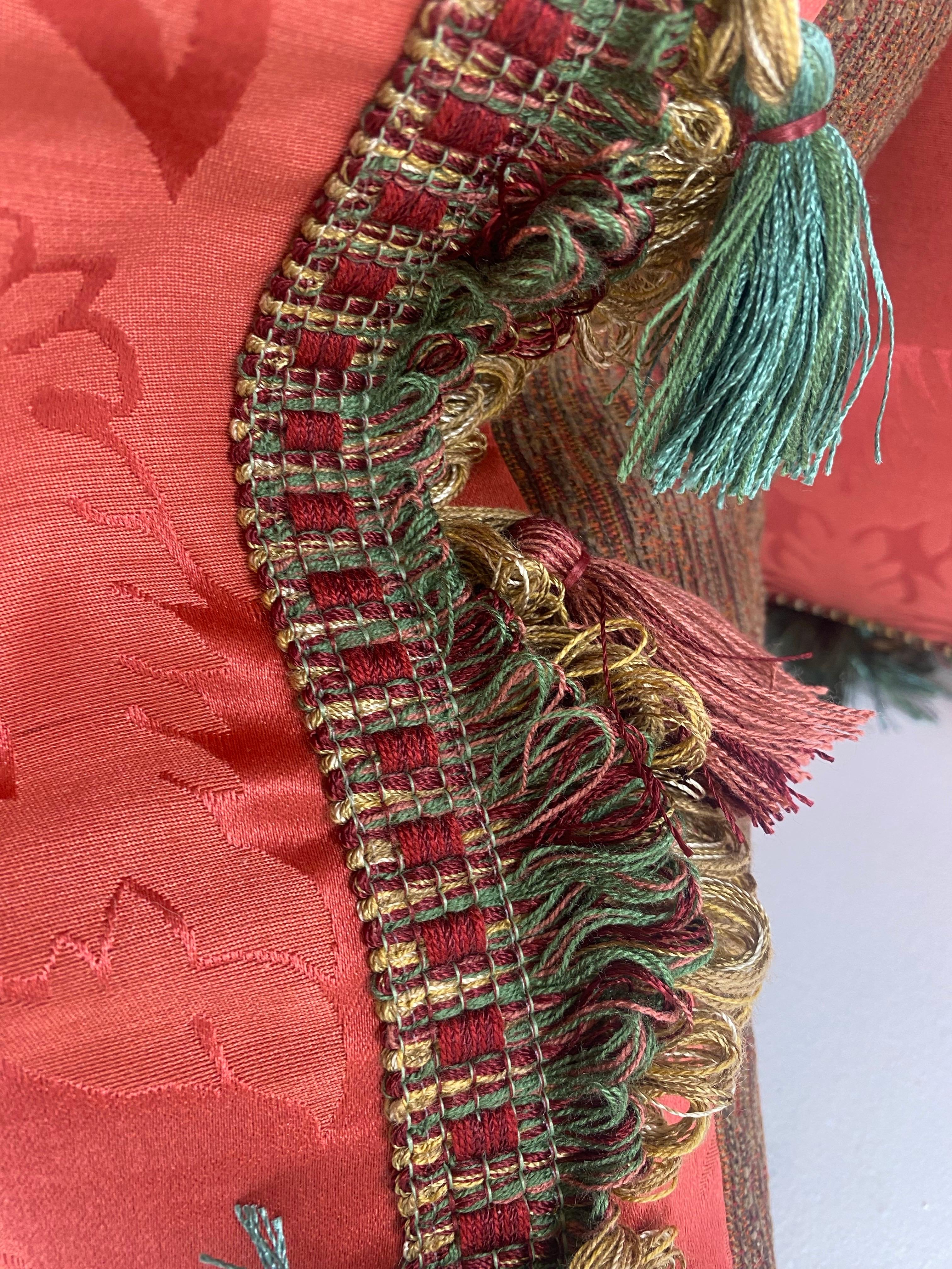 Fatto a mano Eleganza dei cuscini in seta con nappe di Scalamandre, una coppia in vendita