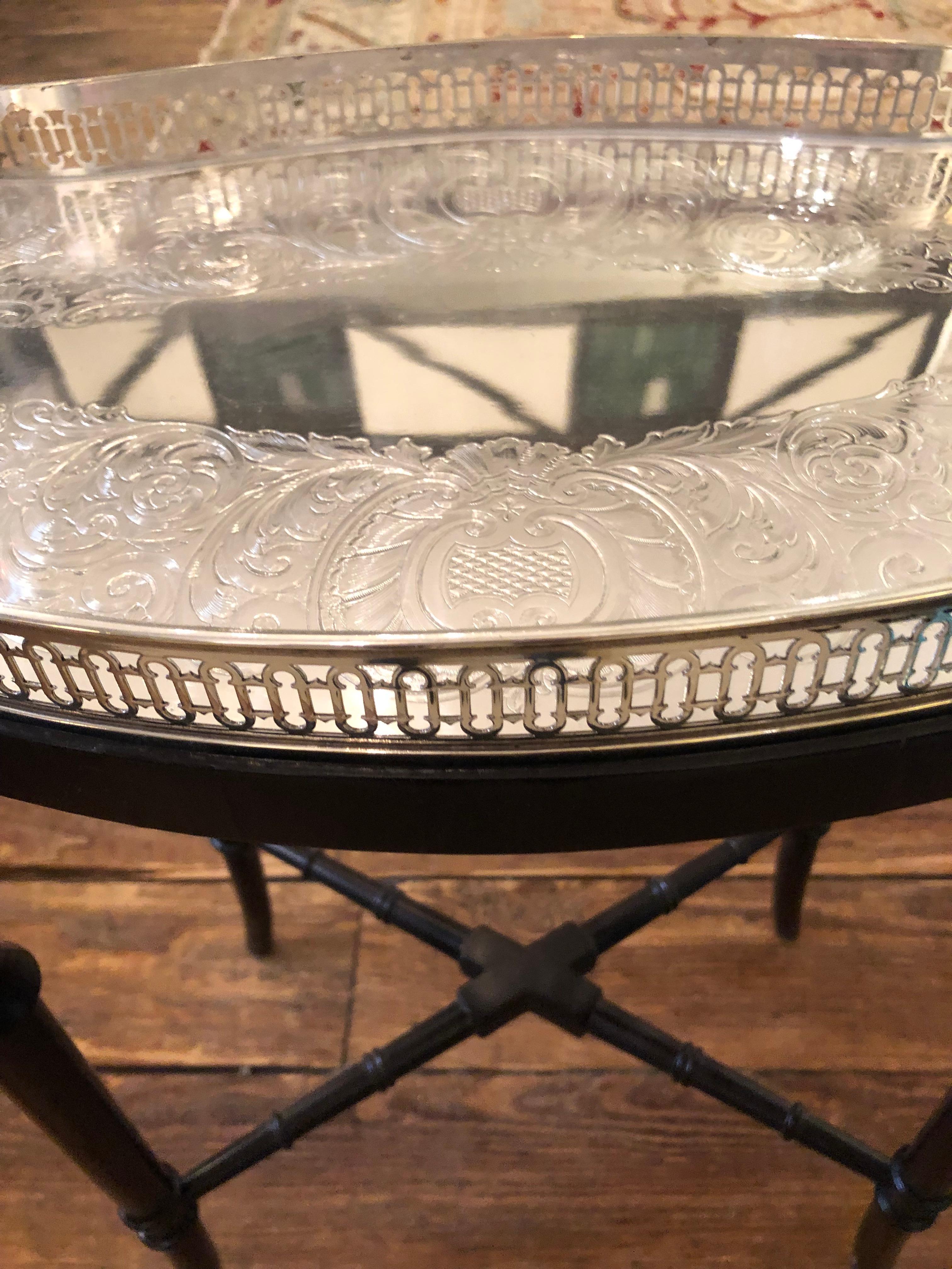 Elégante petite table d'appoint, parfaite pour les cocktails, avec une base noire festonnée de Nininger & Co, parfaitement équipée d'un magnifique plateau amovible en métal argenté gravé.