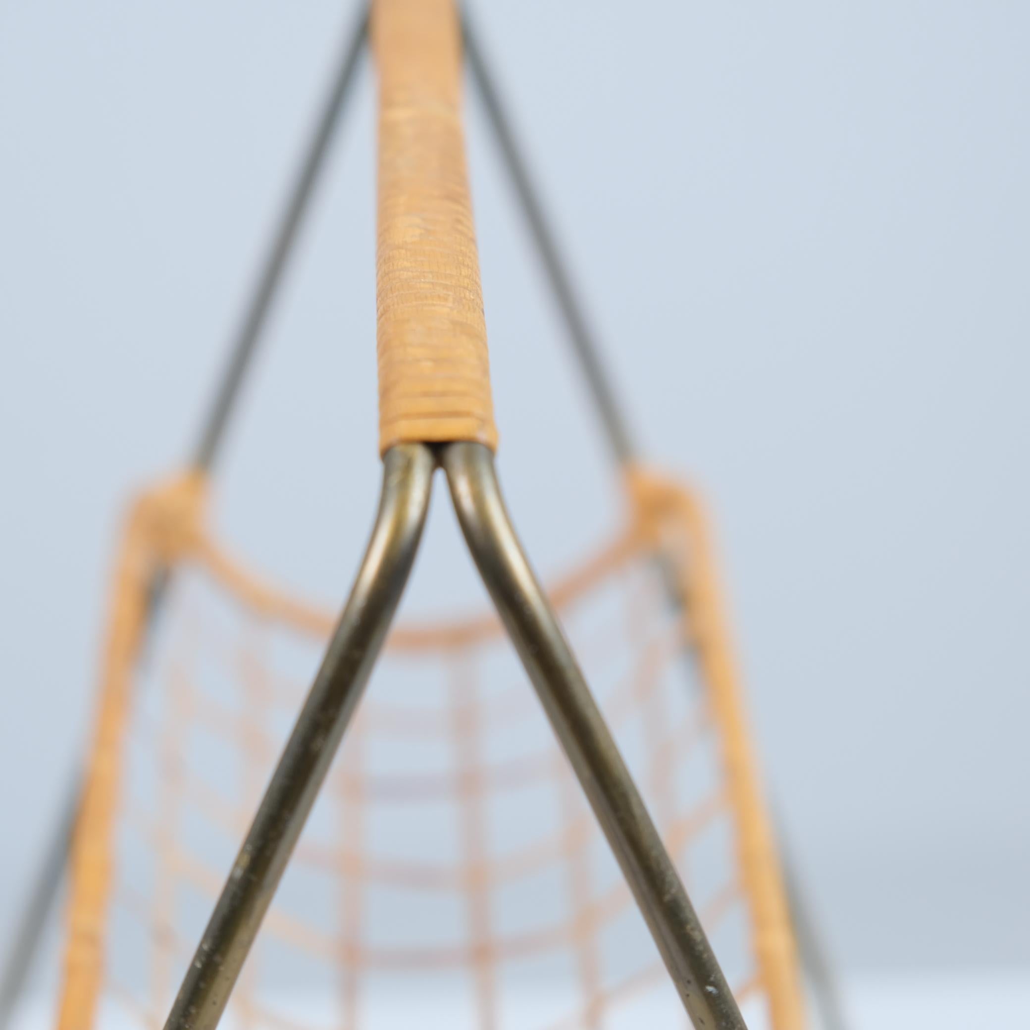 Eleganter skandinavischer Weinflaschenhalter aus der Mitte des Jahrhunderts aus Messing und Rattan, 1950er Jahre im Angebot 4