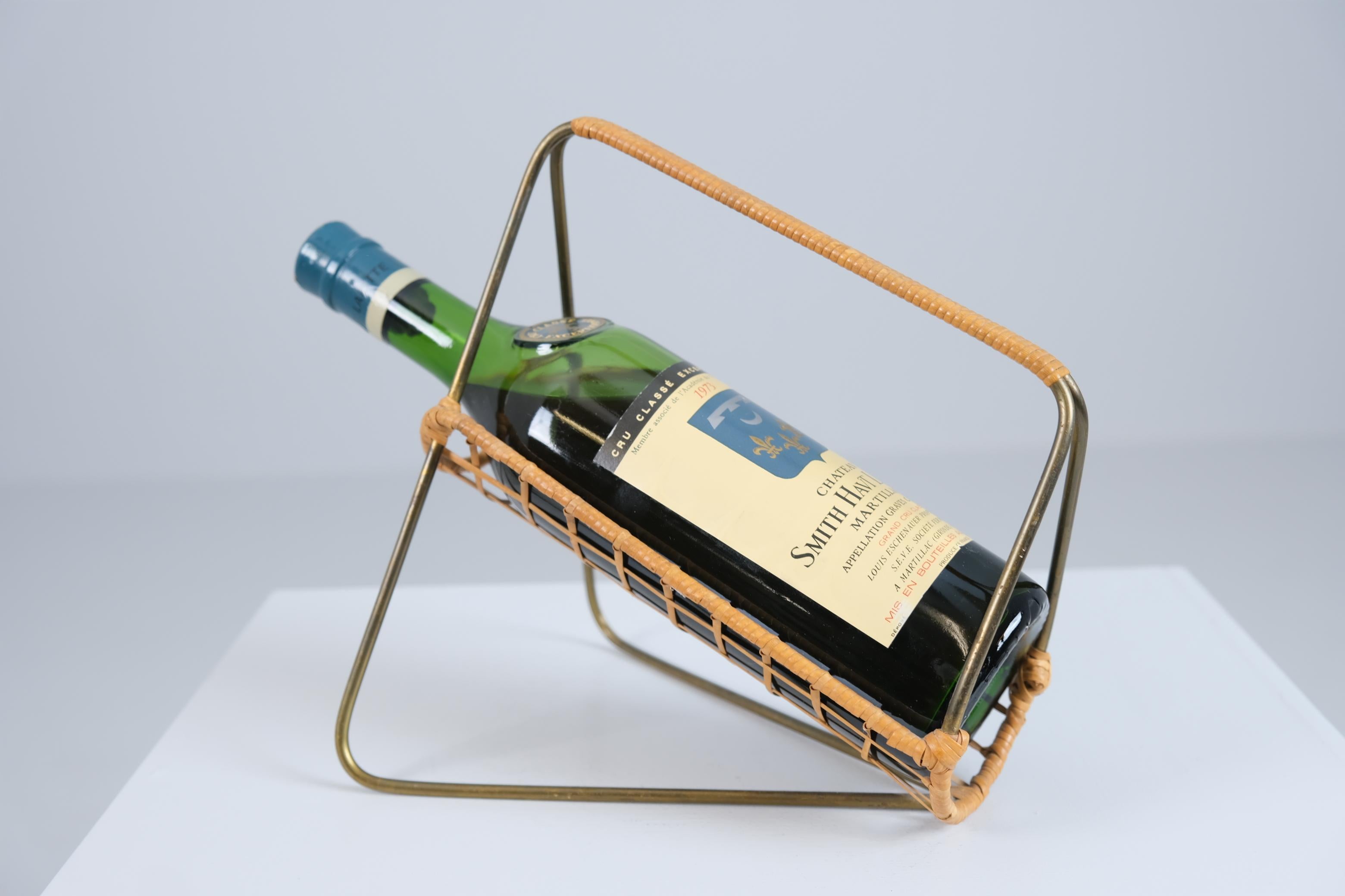 Eleganter skandinavischer Weinflaschenhalter aus der Mitte des Jahrhunderts aus Messing und Rattan, 1950er Jahre (Moderne der Mitte des Jahrhunderts) im Angebot