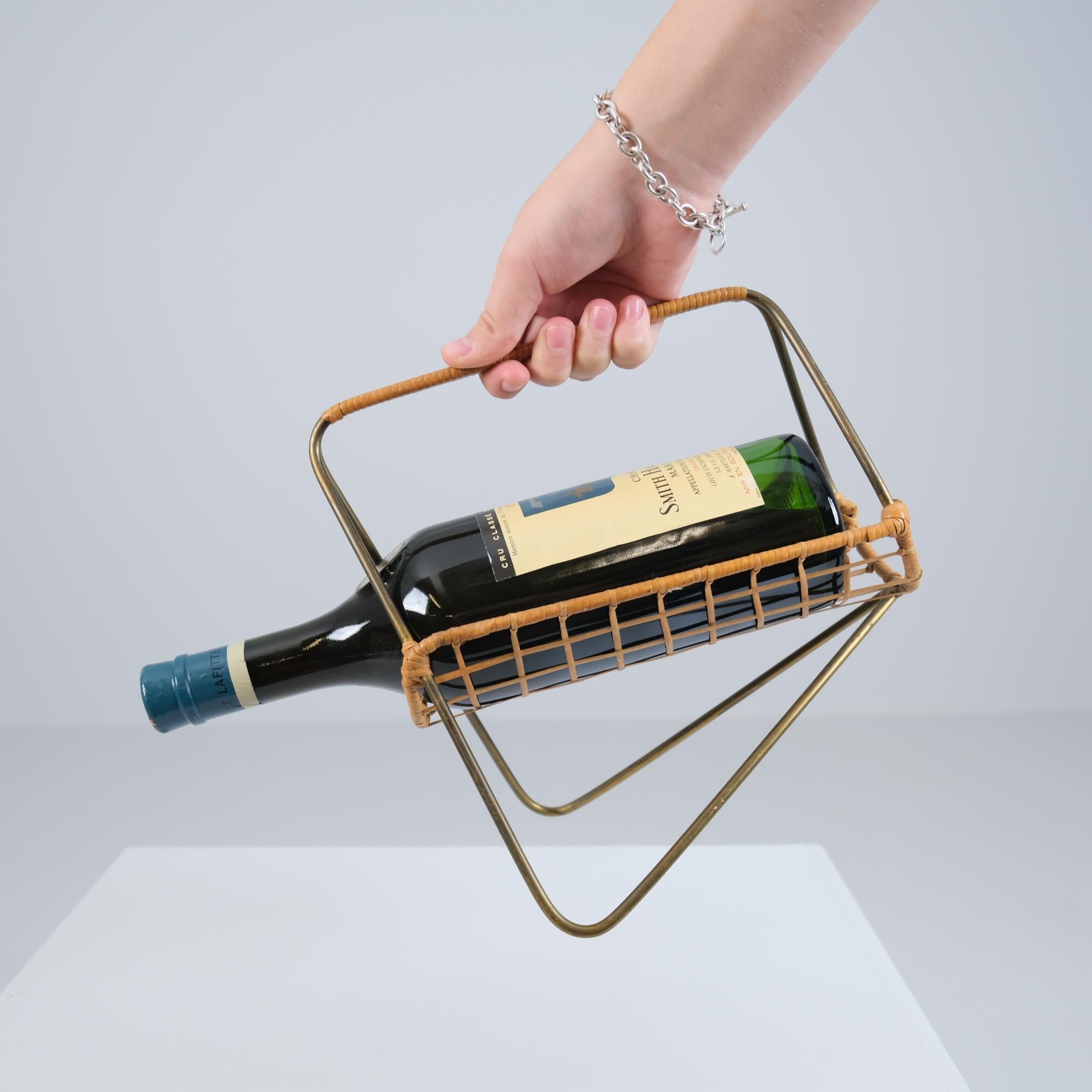Eleganter skandinavischer Weinflaschenhalter aus der Mitte des Jahrhunderts aus Messing und Rattan, 1950er Jahre (Skandinavisch) im Angebot