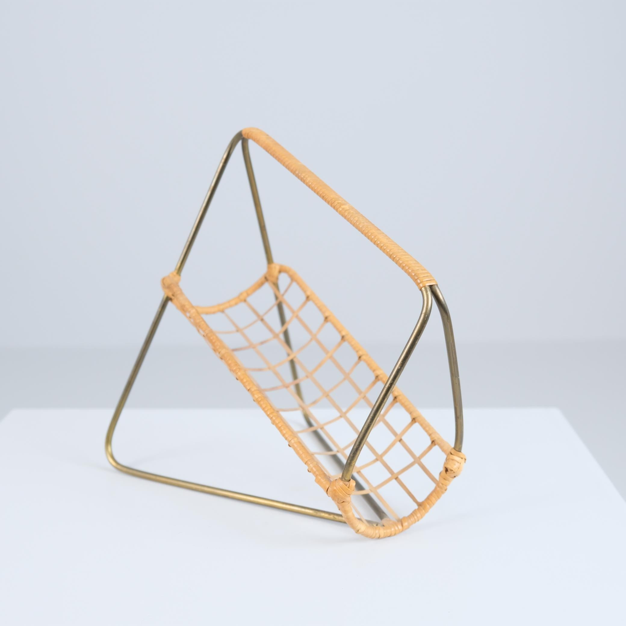 Eleganter skandinavischer Weinflaschenhalter aus der Mitte des Jahrhunderts aus Messing und Rattan, 1950er Jahre im Zustand „Gut“ im Angebot in Helsinki, FI