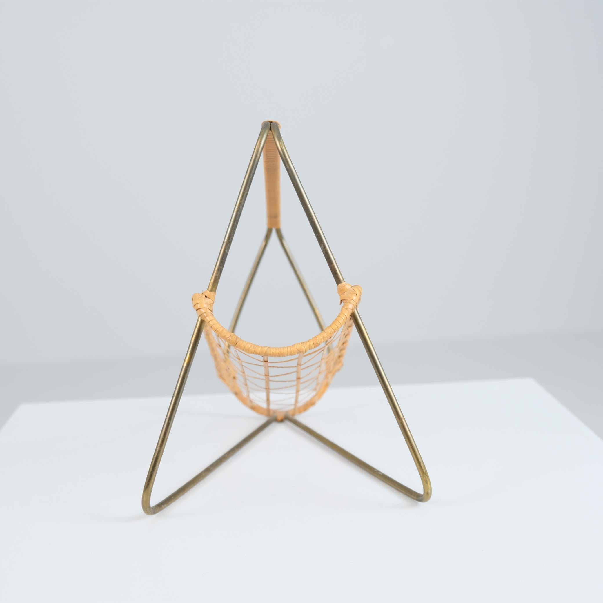 Eleganter skandinavischer Weinflaschenhalter aus der Mitte des Jahrhunderts aus Messing und Rattan, 1950er Jahre (Mitte des 20. Jahrhunderts) im Angebot