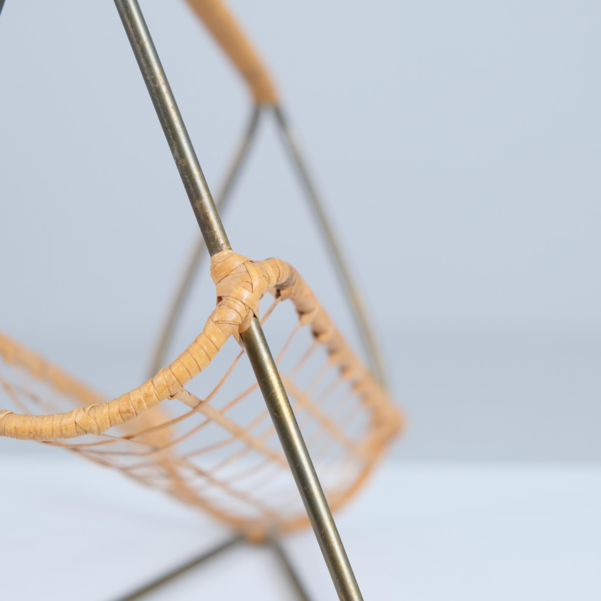 Eleganter skandinavischer Weinflaschenhalter aus der Mitte des Jahrhunderts aus Messing und Rattan, 1950er Jahre im Angebot 1