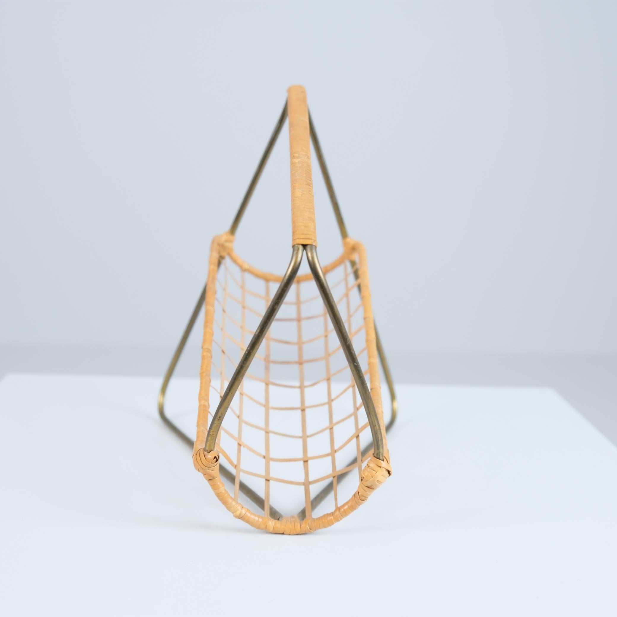 Eleganter skandinavischer Weinflaschenhalter aus der Mitte des Jahrhunderts aus Messing und Rattan, 1950er Jahre im Angebot 2