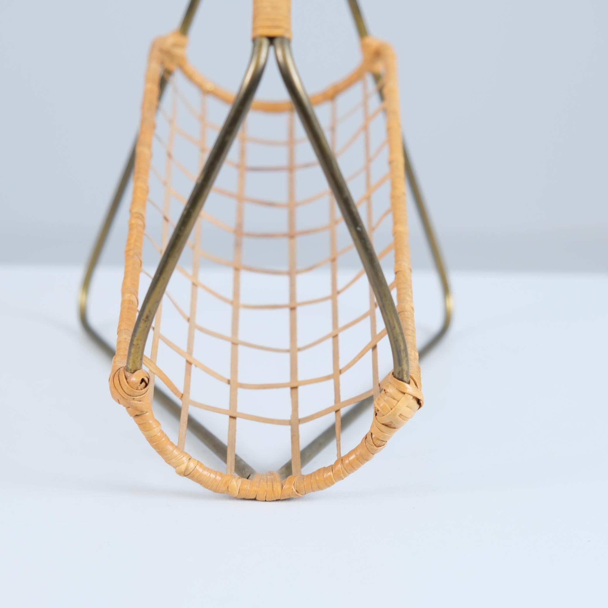 Eleganter skandinavischer Weinflaschenhalter aus der Mitte des Jahrhunderts aus Messing und Rattan, 1950er Jahre im Angebot 3