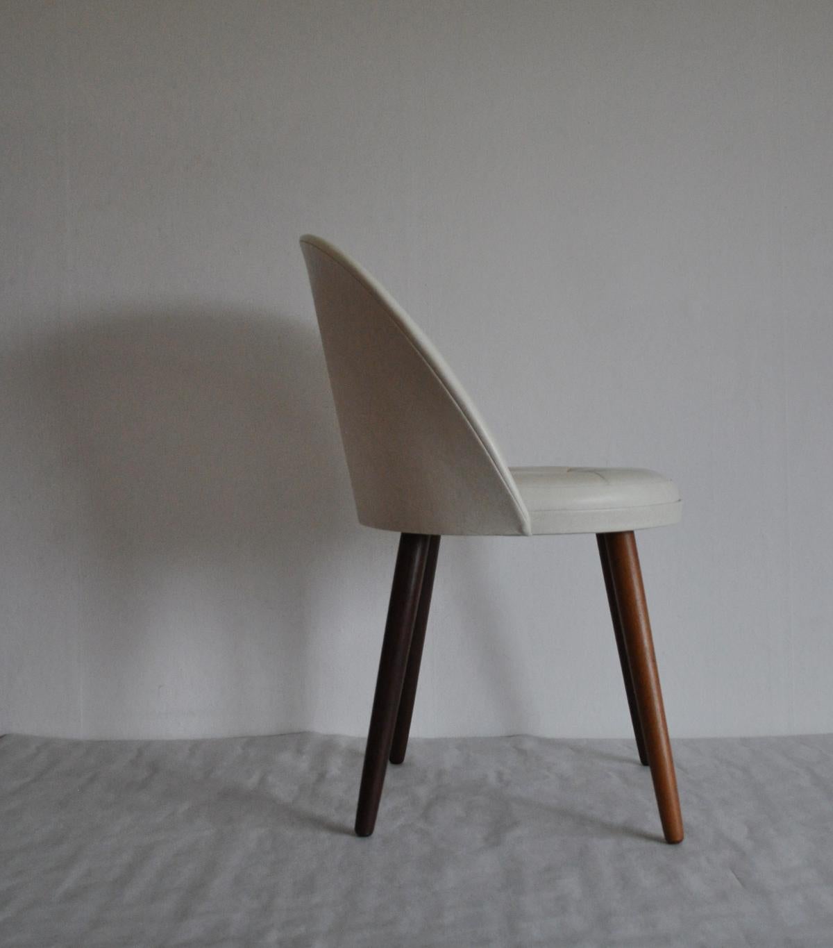 Mid-Century Modern Elegant Scandinavian Modern Vanity Chair Designed in the 1950s