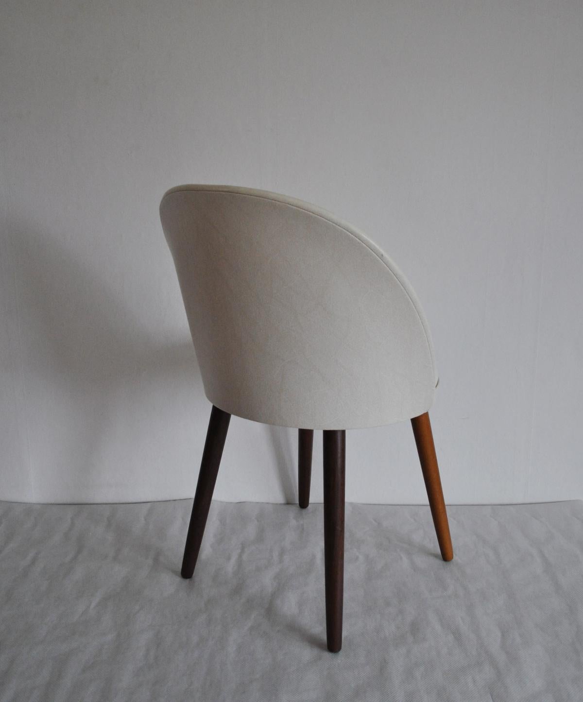 Elegant Scandinavian Modern Vanity Chair Designed in the 1950s In Good Condition In Vordingborg, DK