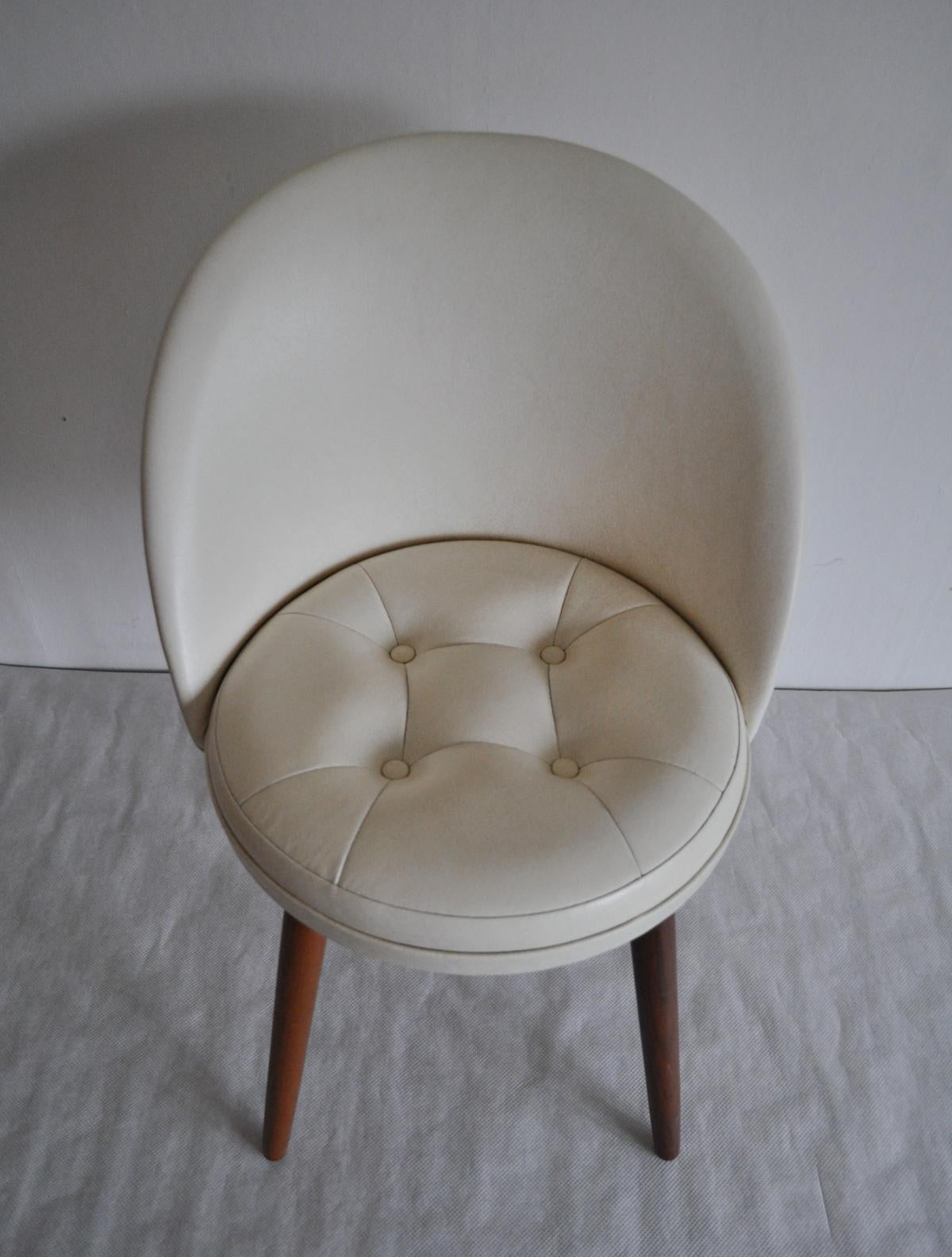 20th Century Elegant Scandinavian Modern Vanity Chair Designed in the 1950s