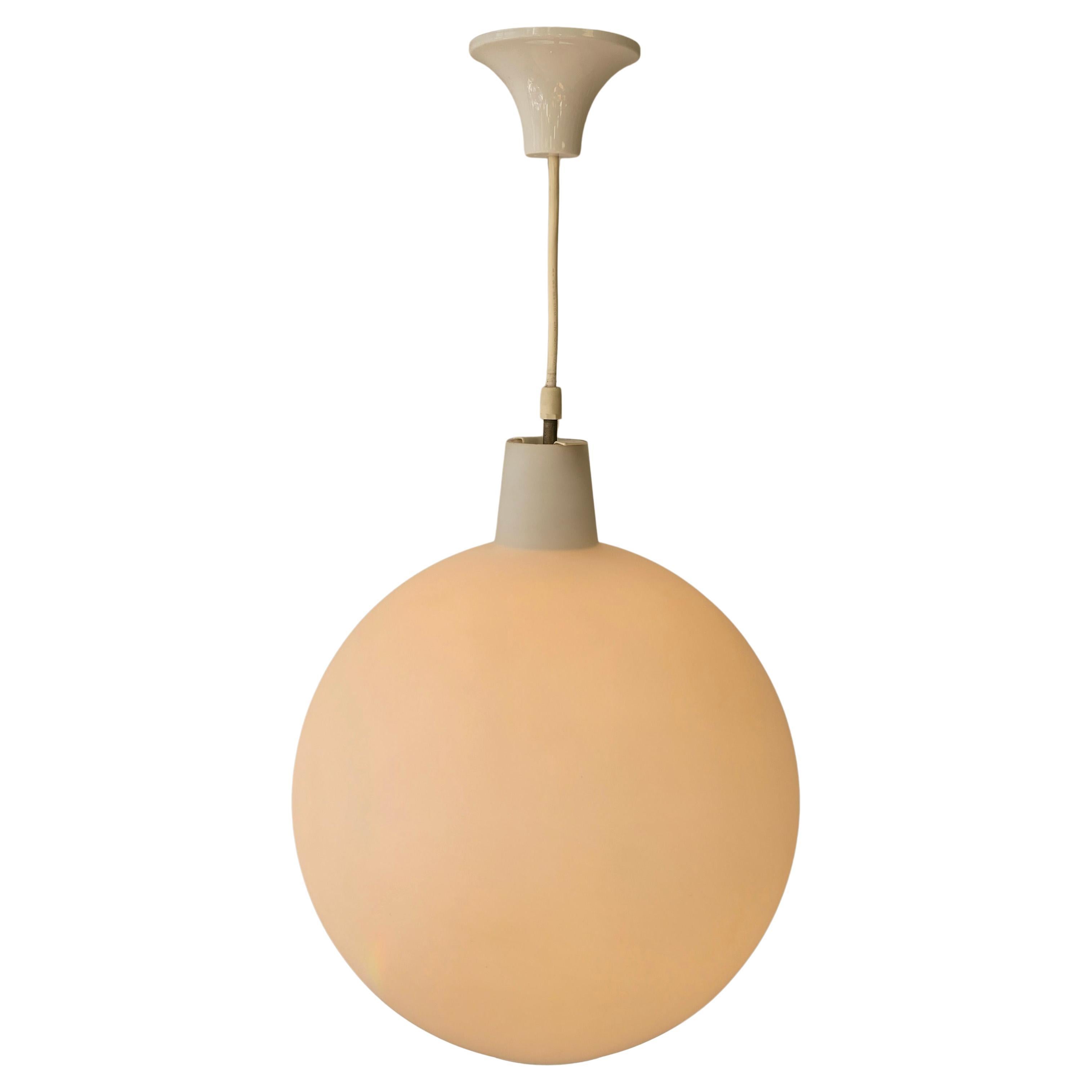 Elegante lampada a sospensione scandinava nello stile di Louis Poulsen, anni '60

Una straordinaria lampada a sospensione di metà secolo nello stile di Louis Poulsen, risalente agli anni Sessanta. Questo grande globo in vetro opalino soffiato a mano