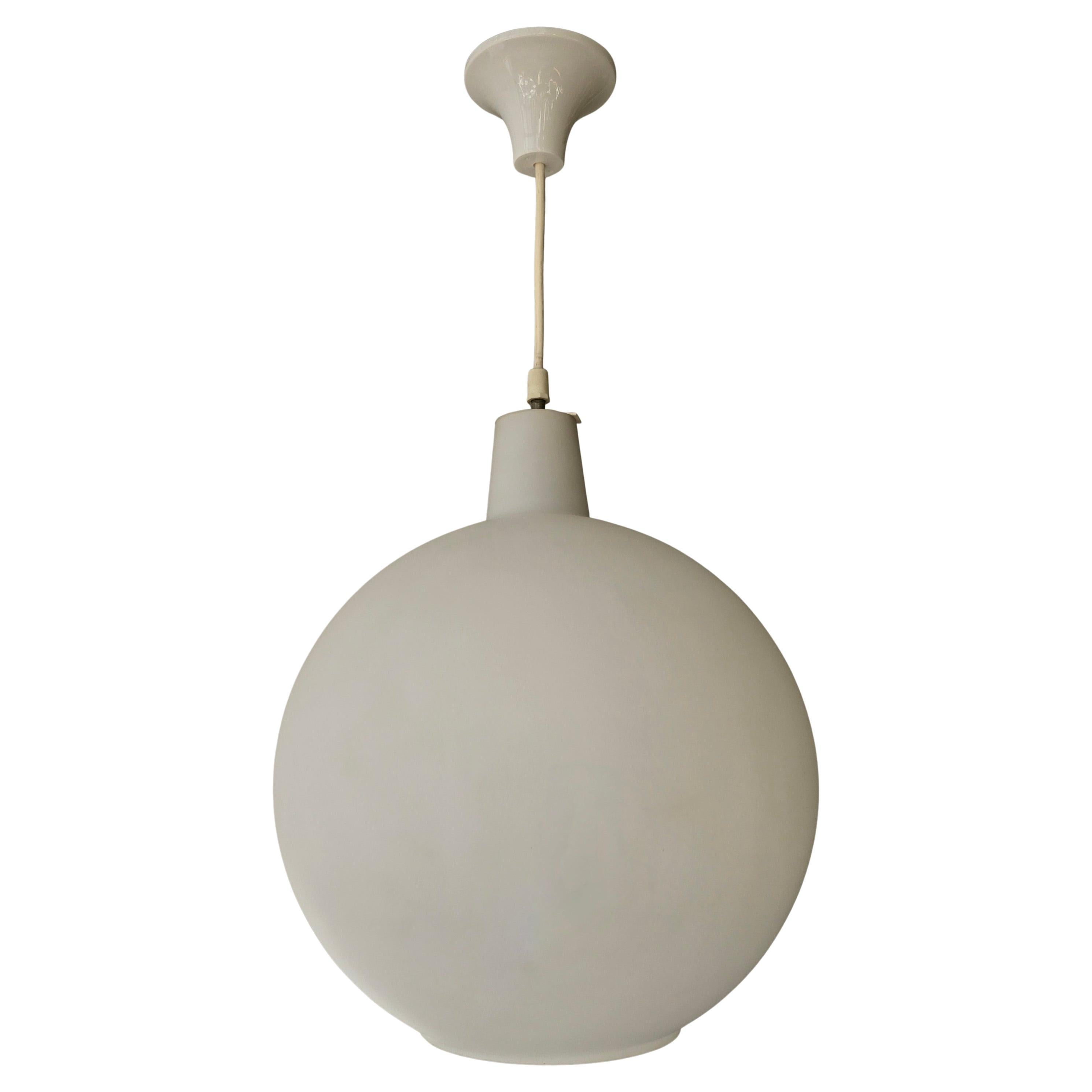 Mid-Century moderno Elegante lampada a sospensione scandinava nello stile di Louis Poulsen, anni '60 in vendita