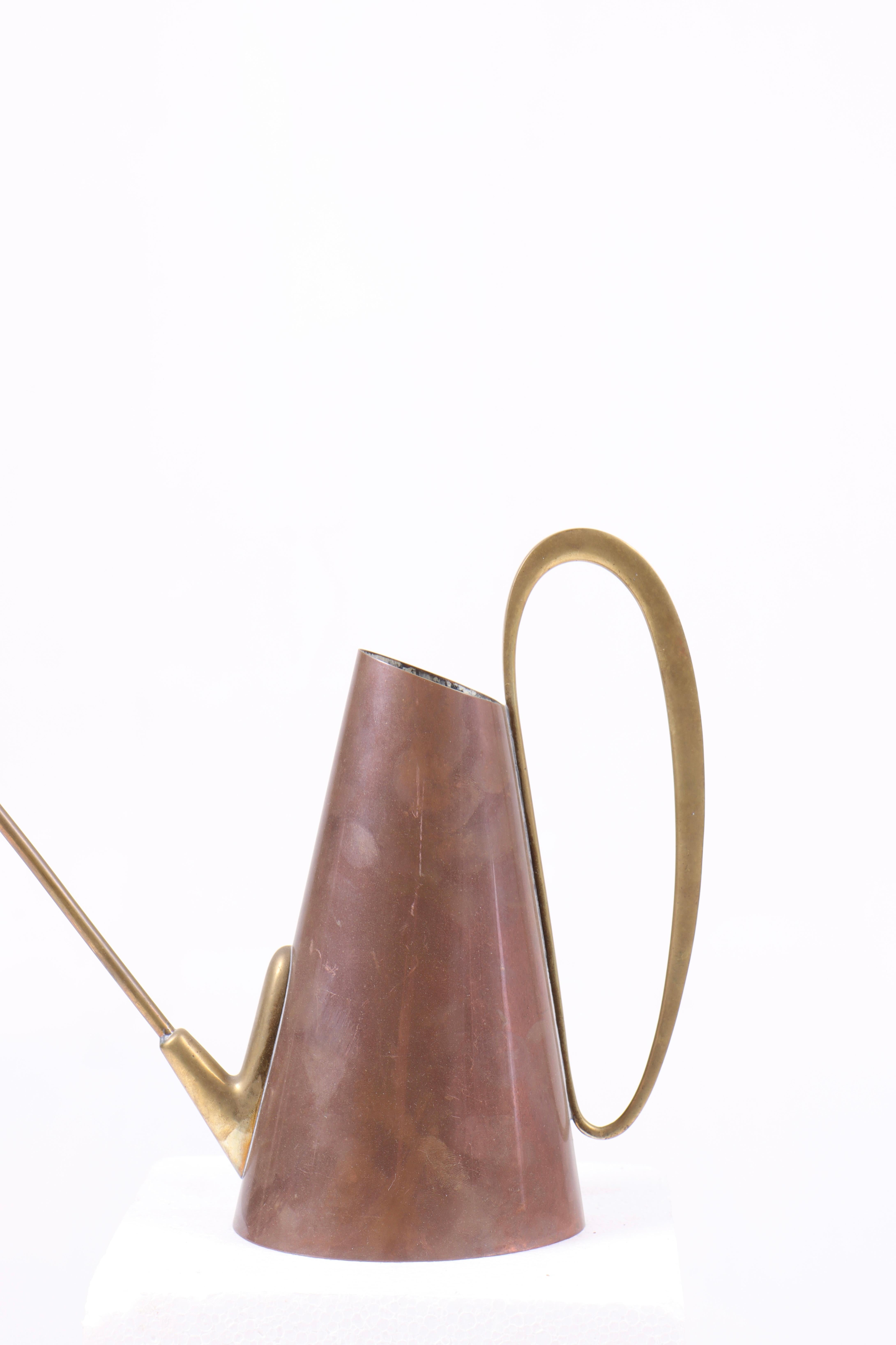 Questo annaffiatoio degli anni '60 è un bellissimo esempio di design scandinavo, prodotto in Danimarca per Illum Bolighus. Il Can ha un'espressione minimalista e funzionale, caratteristica dell'epoca.

La maniglia, realizzata in ottone, è